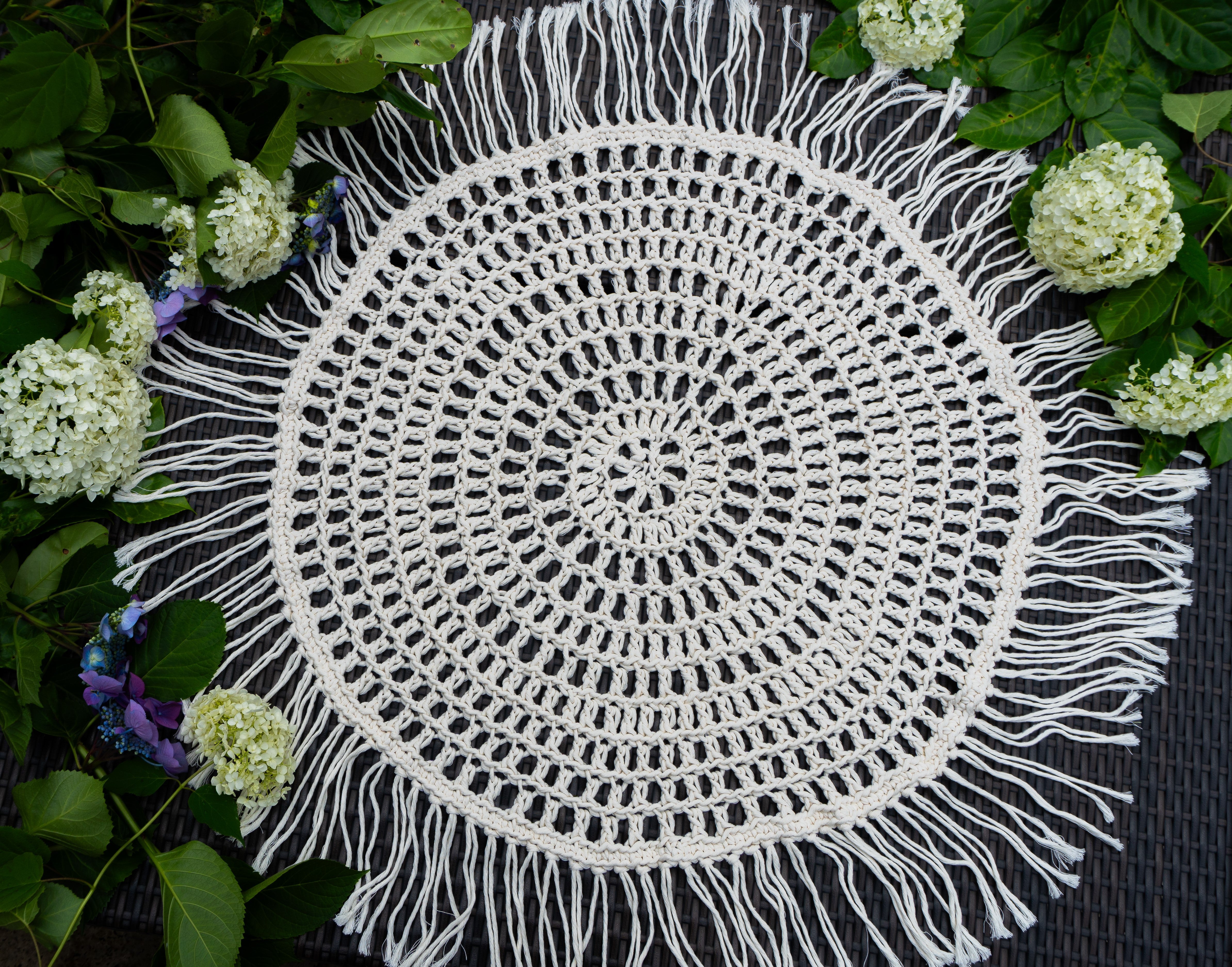 Handgefertigten Fransen Tischdecke aus weicher, recycelter Baumwolle in edlem hellbeige eine besondere Atmosphäre im Bohemian Stil. Tischdecke oder Deko-Element Makramee