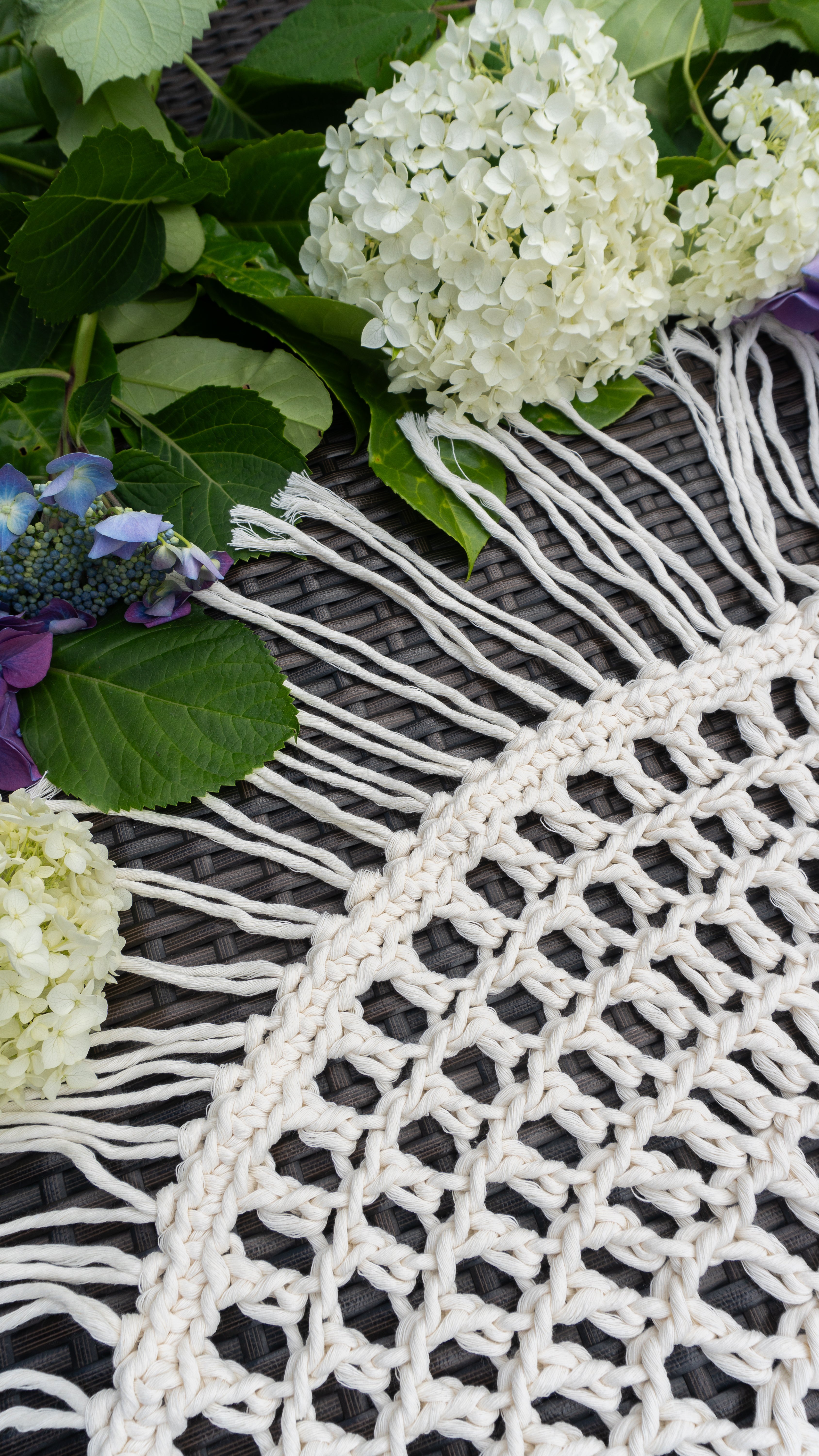 Handgefertigten Fransen Tischdecke aus weicher, recycelter Baumwolle in edlem hellbeige eine besondere Atmosphäre im Bohemian Stil. Tischdecke oder Deko-Element Makramee