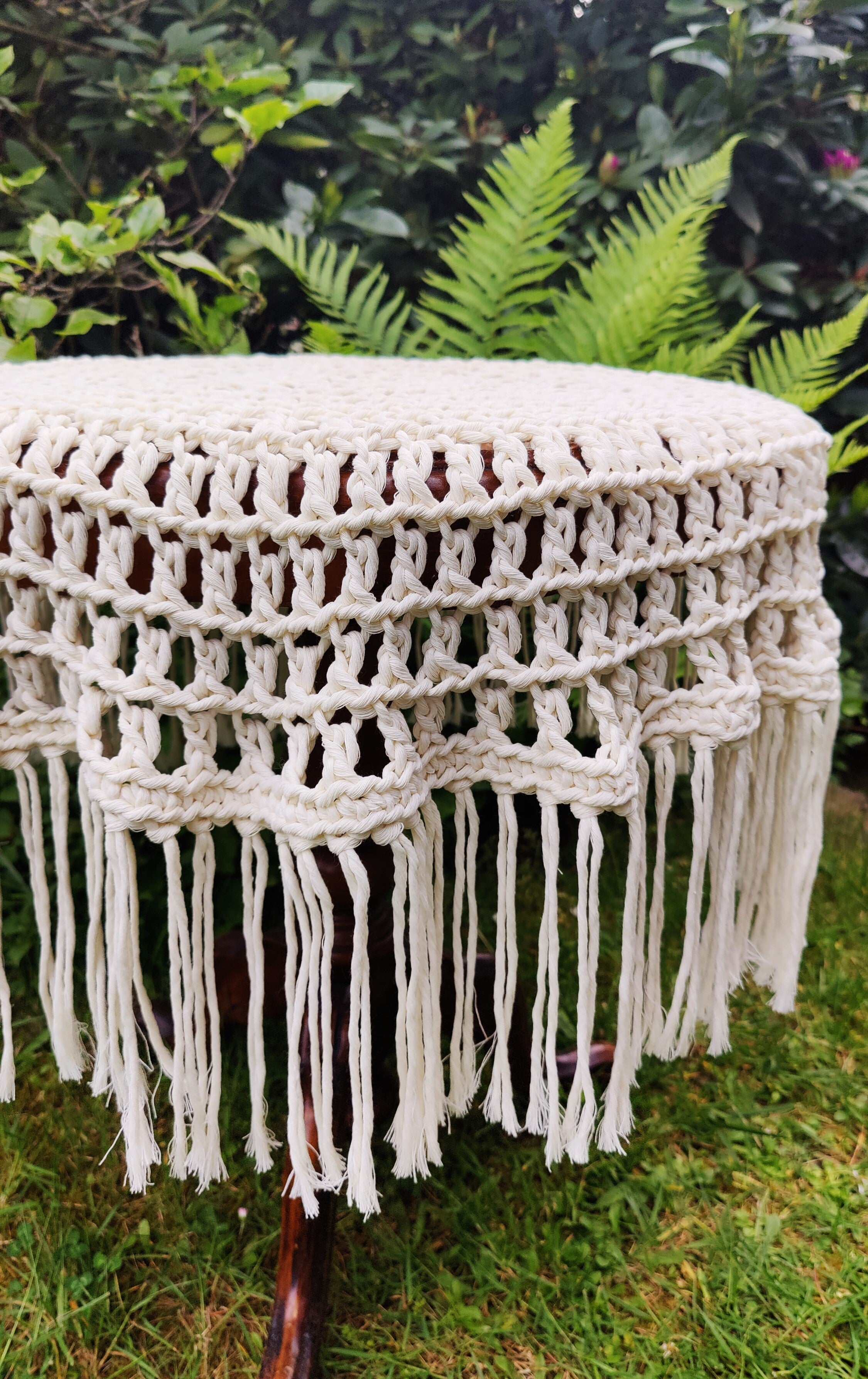 Handgefertigten Fransen Tischdecke aus weicher, recycelter Baumwolle in edlem hellbeige eine besondere Atmosphäre im Bohemian Stil. Tischdecke oder Deko-Element Makramee