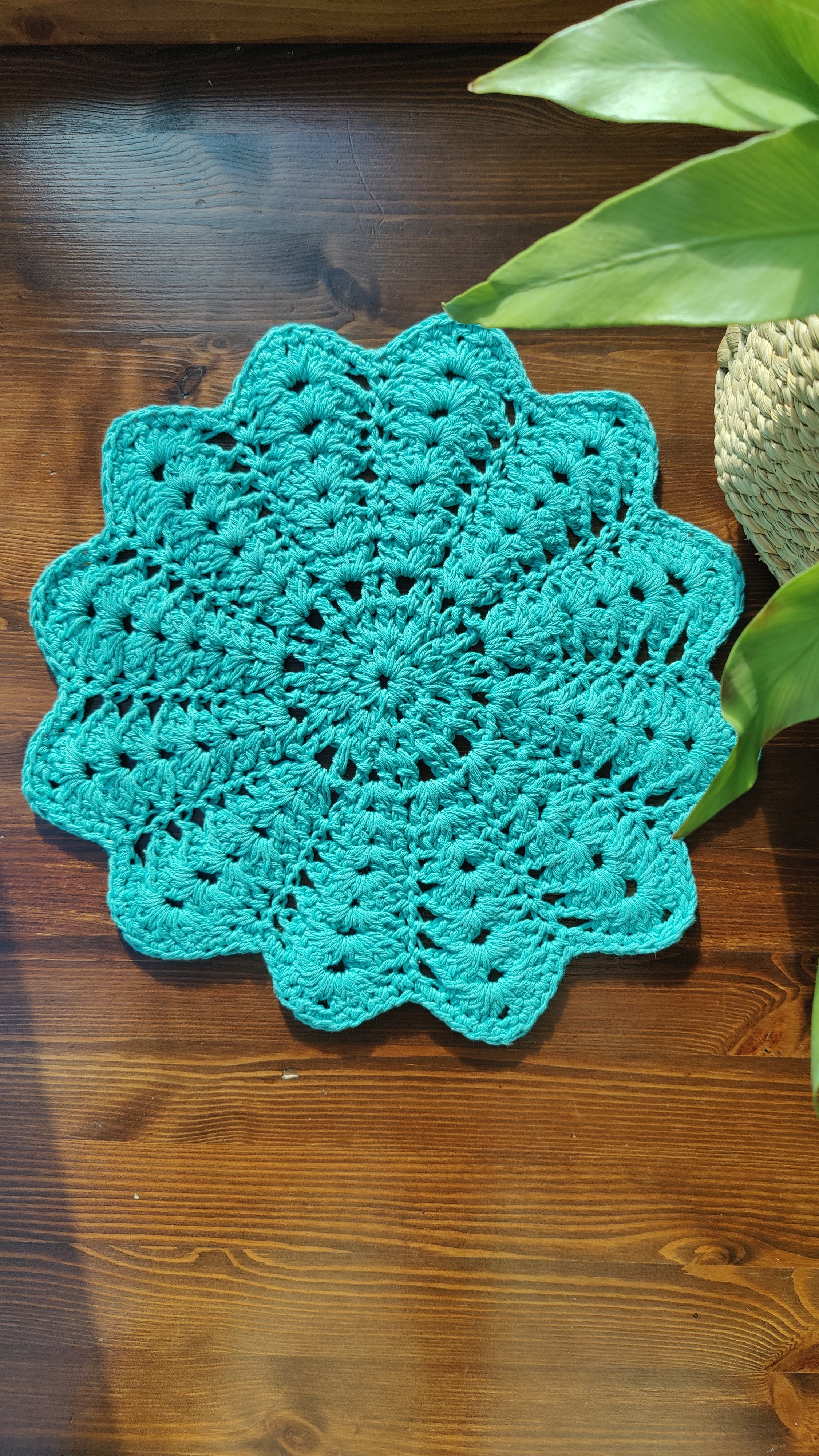 Häkel-Tischset in leuchtendem Mint Farbton mit tollem Muster ist handgefertigt und vielseitig einsetzbar. Es verleiht Ihrem Tisch eine besondere Dekoration und kann auch als Untersetzer für Blumenvasen oder Kerzenständer verwendet werden. Unikat-Set