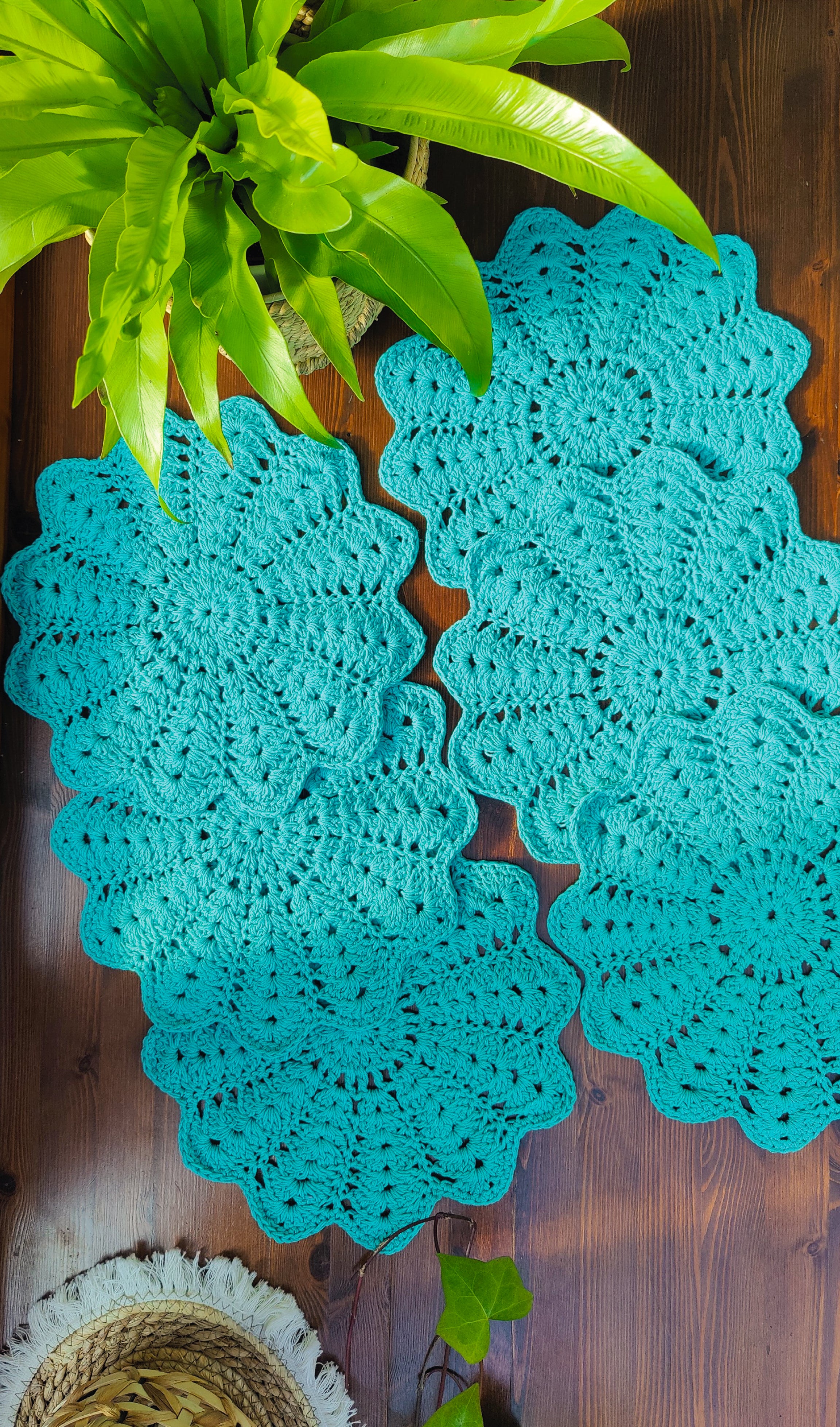 Häkel-Tischset in leuchtendem Mint Farbton mit tollem Muster ist handgefertigt und vielseitig einsetzbar. Es verleiht Ihrem Tisch eine besondere Dekoration und kann auch als Untersetzer für Blumenvasen oder Kerzenständer verwendet werden. Unikat-Set