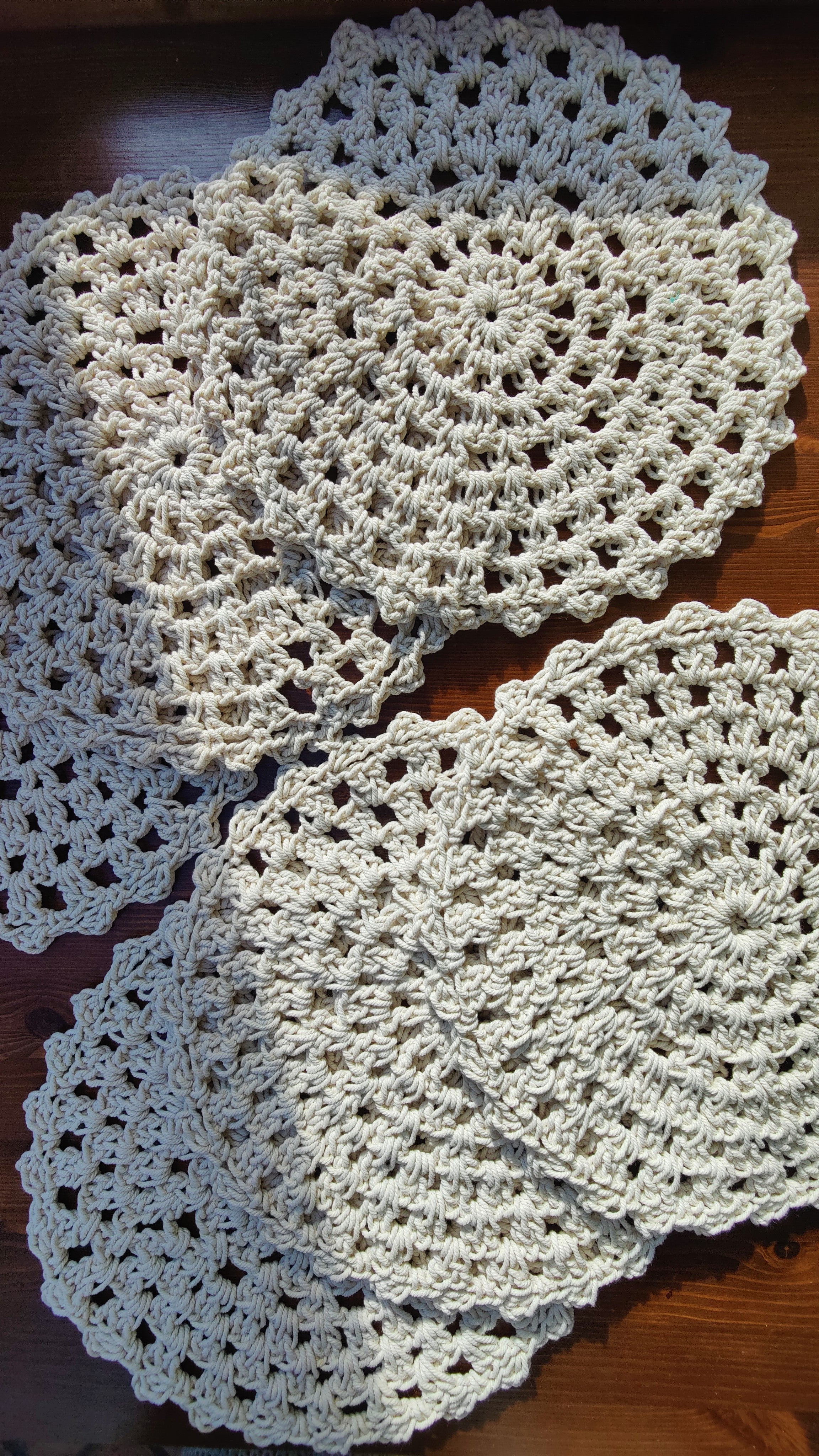 Handgefertigtes Makramee sechsteiliges Häkel Tischset in beige. Deko für moderne Akzente, Tischdeko, als Untersetzer für Vasen, Kerzenständer und Windlichter. Unikat-Set als Ergänzung zur Boho Einrichtung.