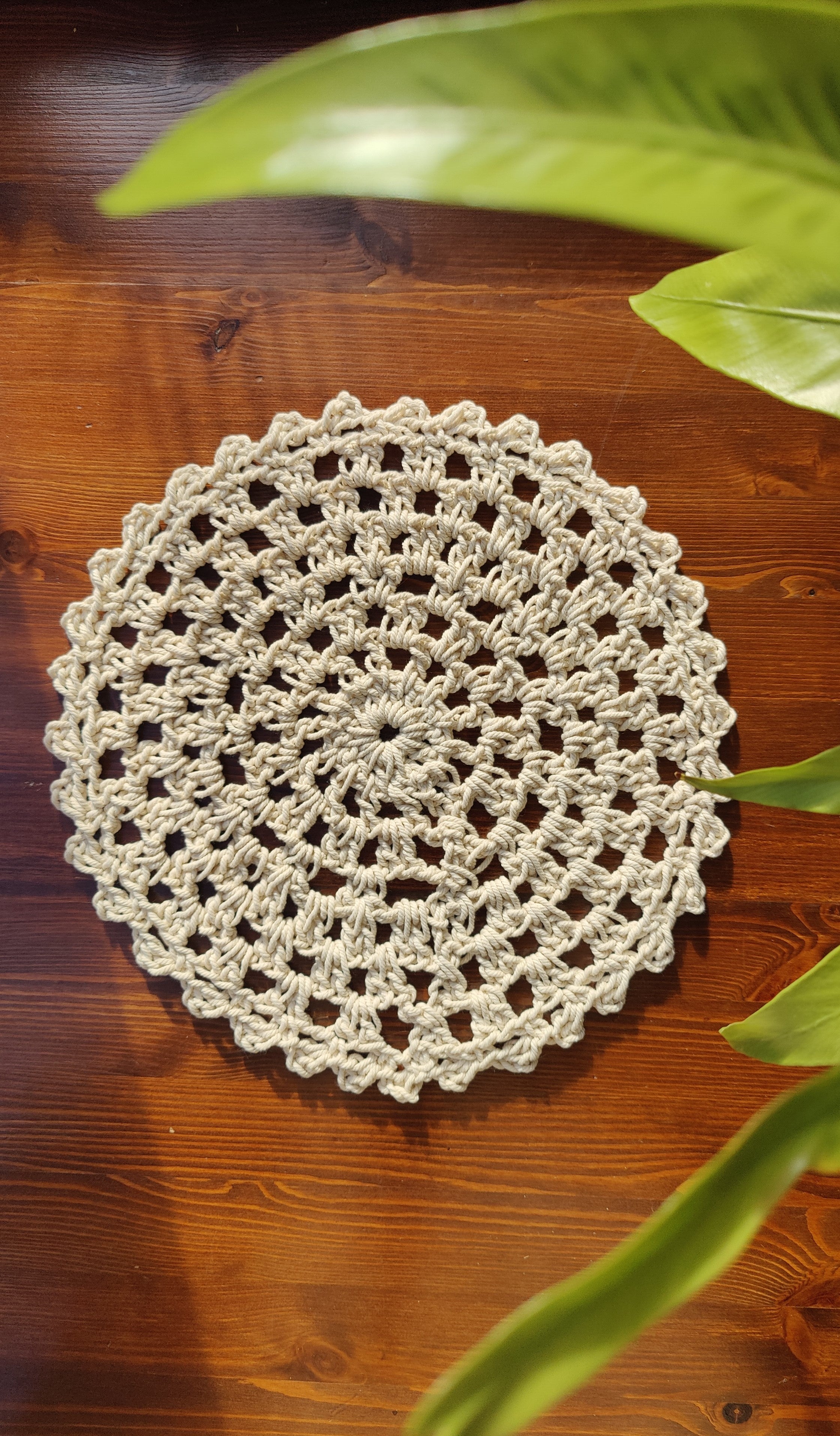 Handgefertigtes Makramee sechsteiliges Häkel Tischset in beige. Deko für moderne Akzente, Tischdeko, als Untersetzer für Vasen, Kerzenständer und Windlichter. Unikat-Set als Ergänzung zur Boho Einrichtung.