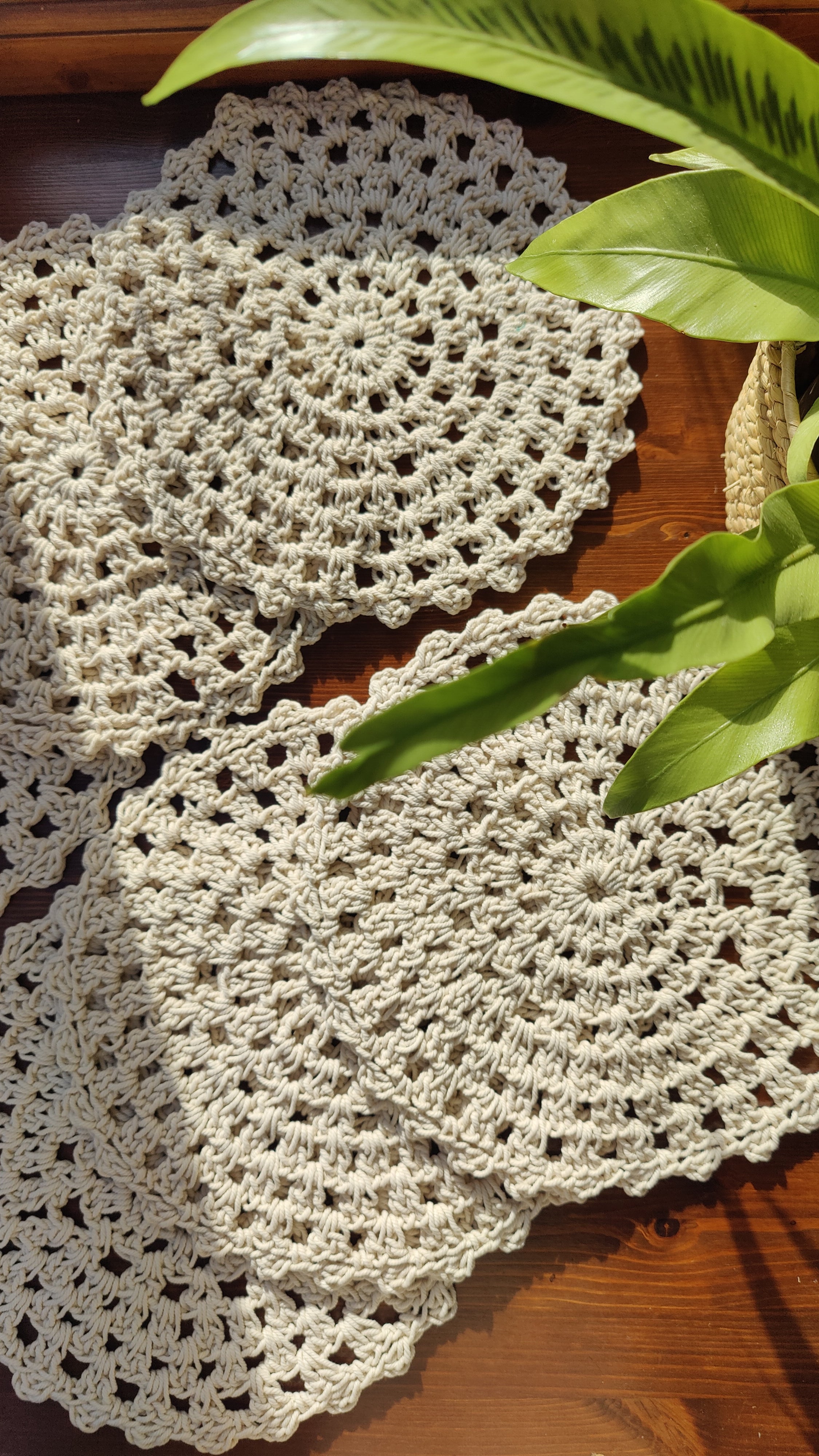 Handgefertigtes Makramee sechsteiliges Häkel Tischset in beige. Deko für moderne Akzente, Tischdeko, als Untersetzer für Vasen, Kerzenständer und Windlichter. Unikat-Set als Ergänzung zur Boho Einrichtung.