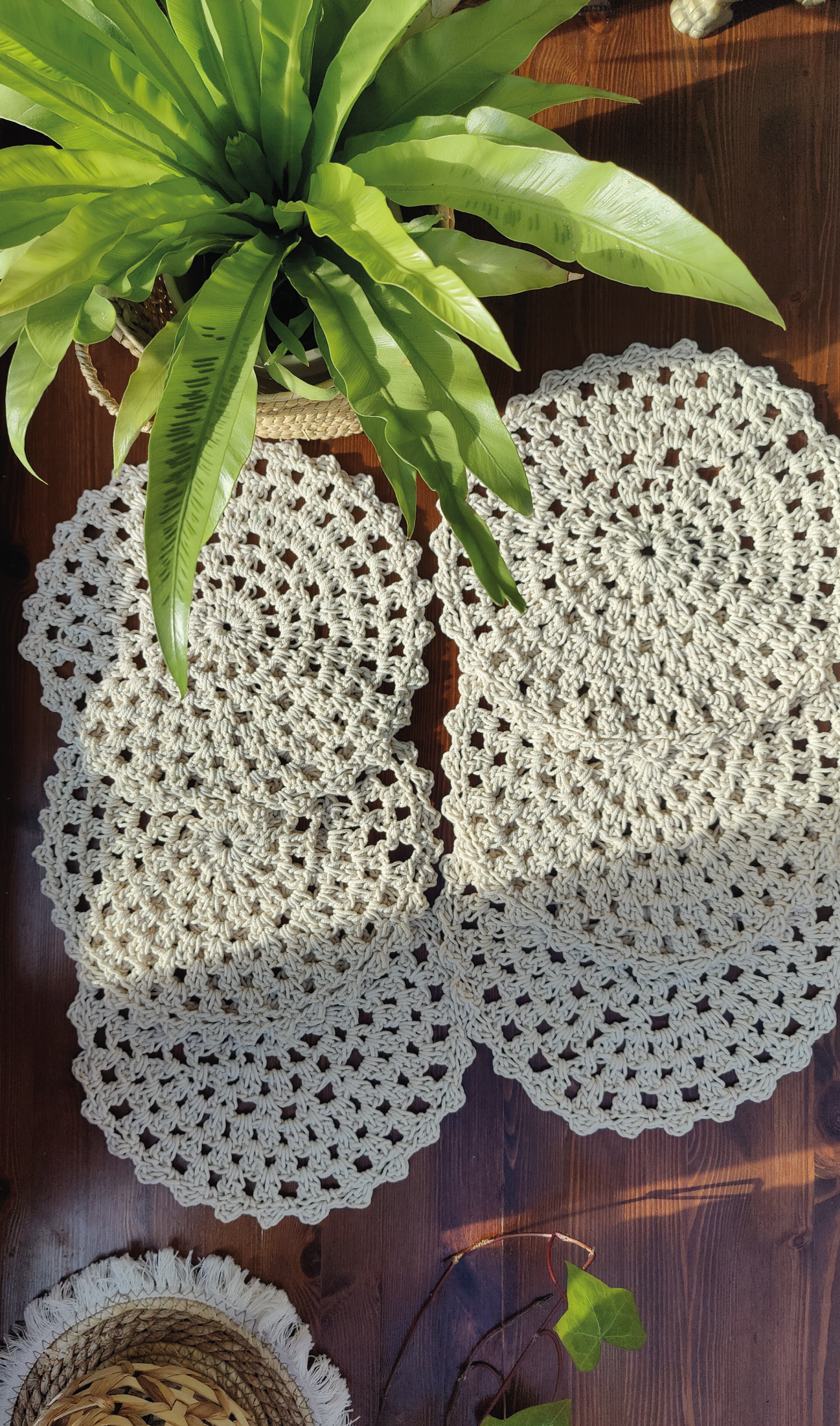 Handgefertigtes Makramee sechsteiliges Häkel Tischset in beige. Deko für moderne Akzente, Tischdeko, als Untersetzer für Vasen, Kerzenständer und Windlichter. Unikat-Set als Ergänzung zur Boho Einrichtung.