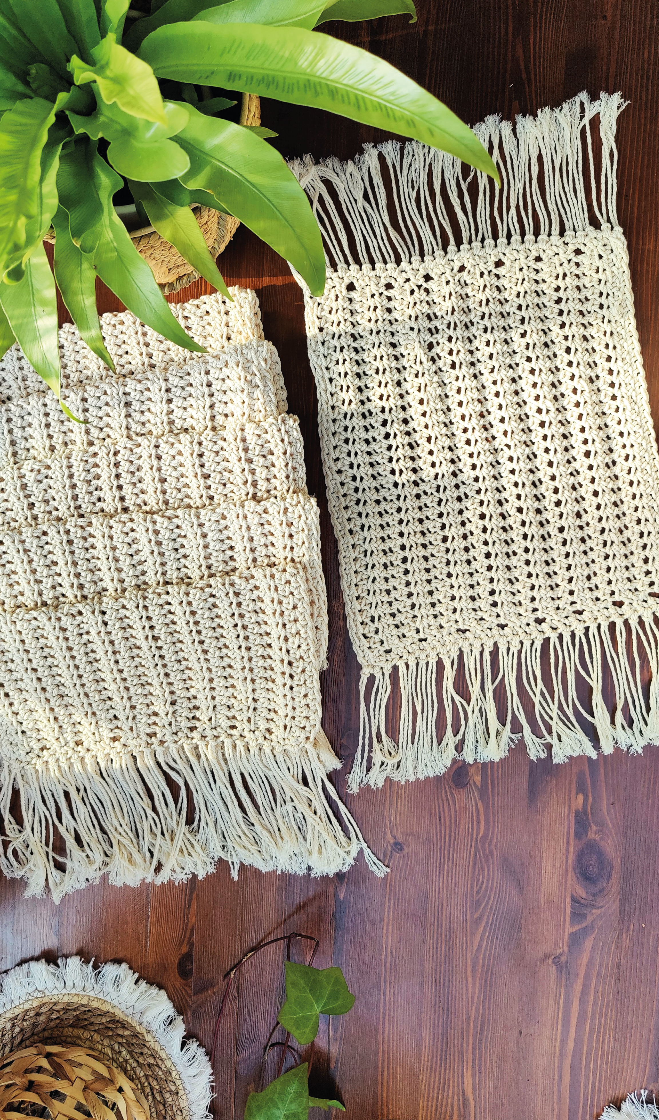 Handgefertigtes eckiges Makramee sechsteiliges Häkel Tischset in beige mit Fransen. Deko für moderne Akzente, Tischdeko, als Untersetzer für Vasen, Kerzenständer und Windlichter. Unikat-Set als Ergänzung zur Boho Einrichtung.