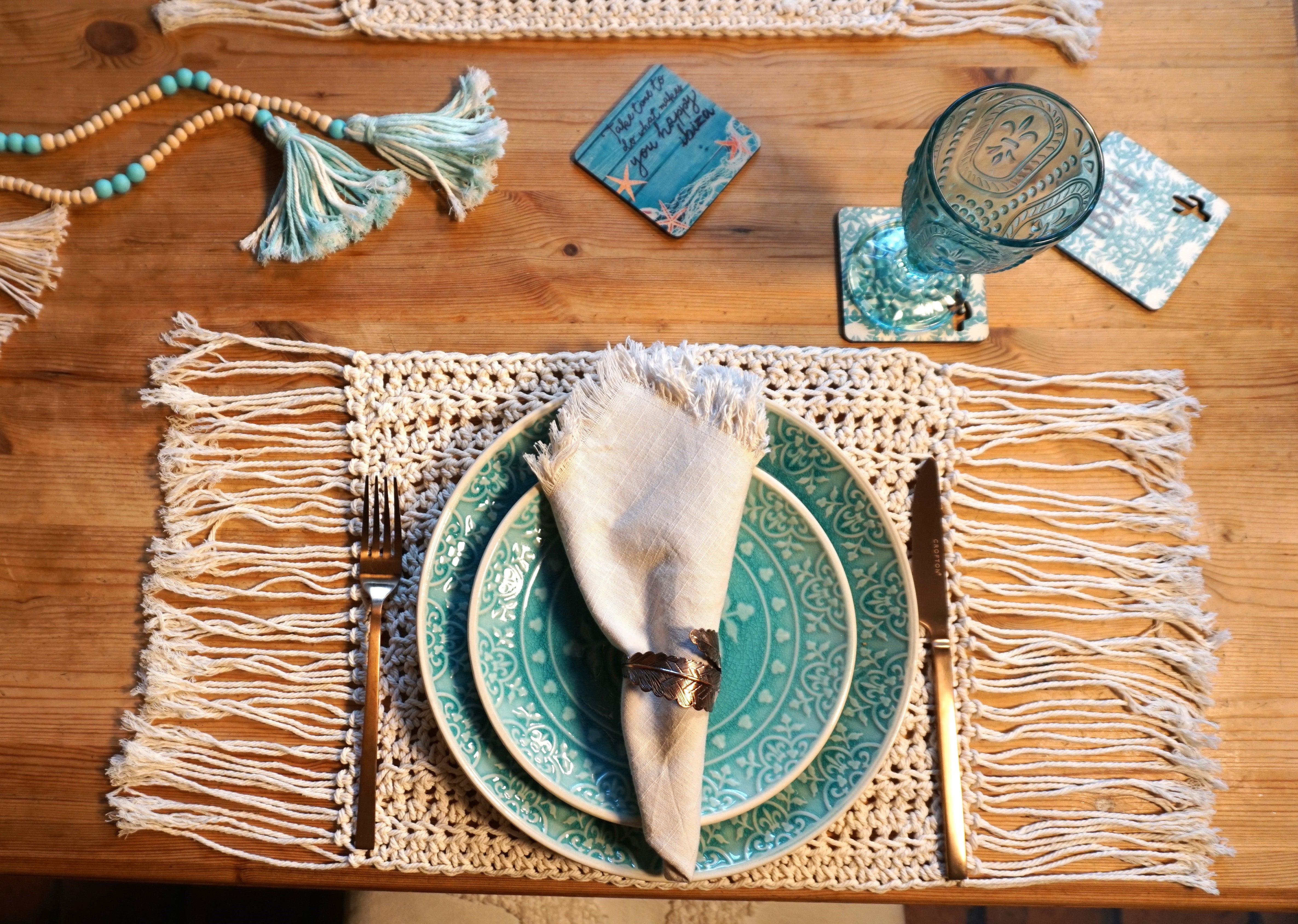 Handgefertigtes eckiges Makramee sechsteiliges Häkel Tischset in beige mit Fransen. Deko für moderne Akzente, Tischdeko, als Untersetzer für Vasen, Kerzenständer und Windlichter. Unikat-Set als Ergänzung zur Boho Einrichtung.