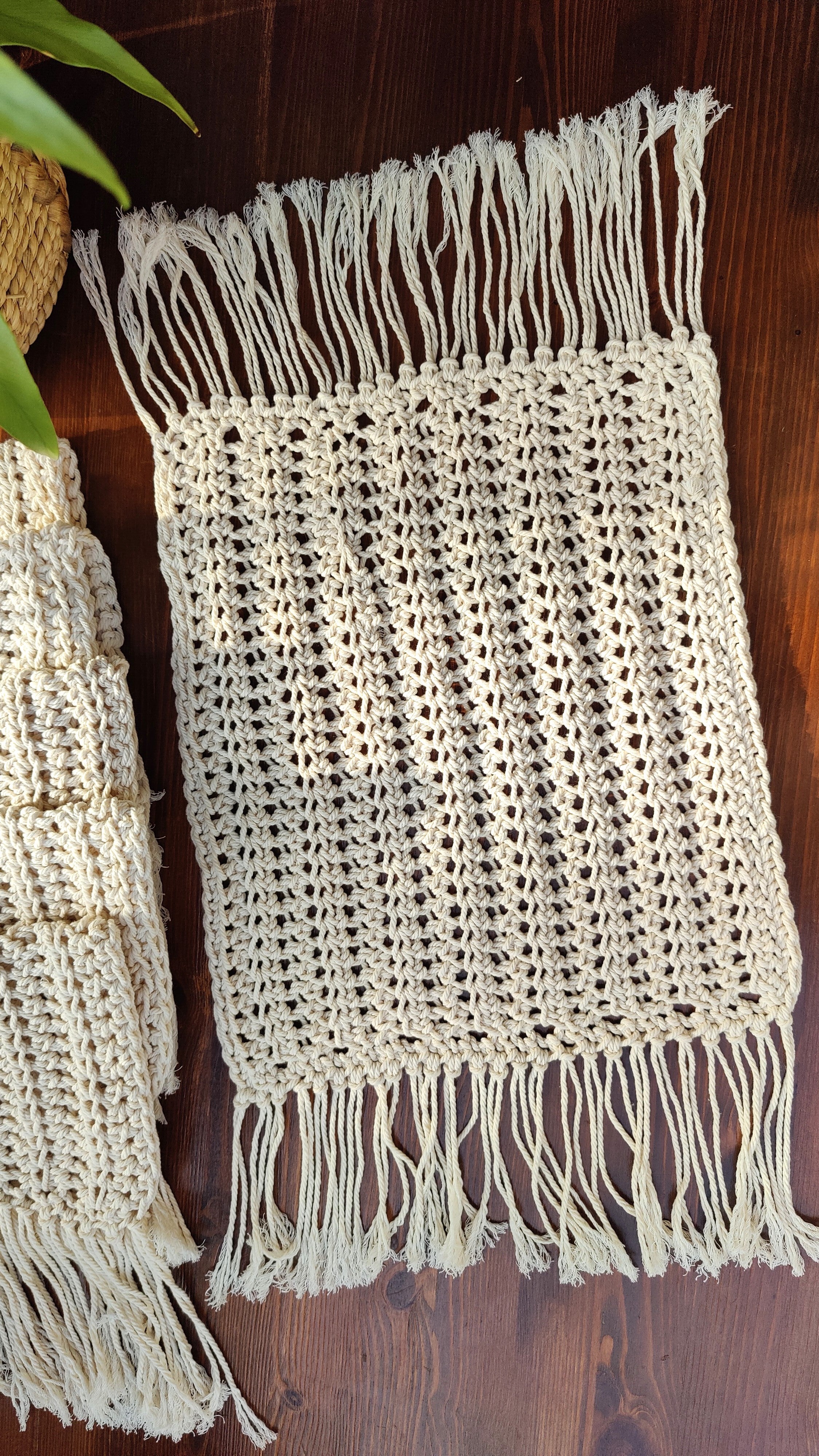 Handgefertigtes eckiges Makramee sechsteiliges Häkel Tischset in beige mit Fransen. Deko für moderne Akzente, Tischdeko, als Untersetzer für Vasen, Kerzenständer und Windlichter. Unikat-Set als Ergänzung zur Boho Einrichtung.