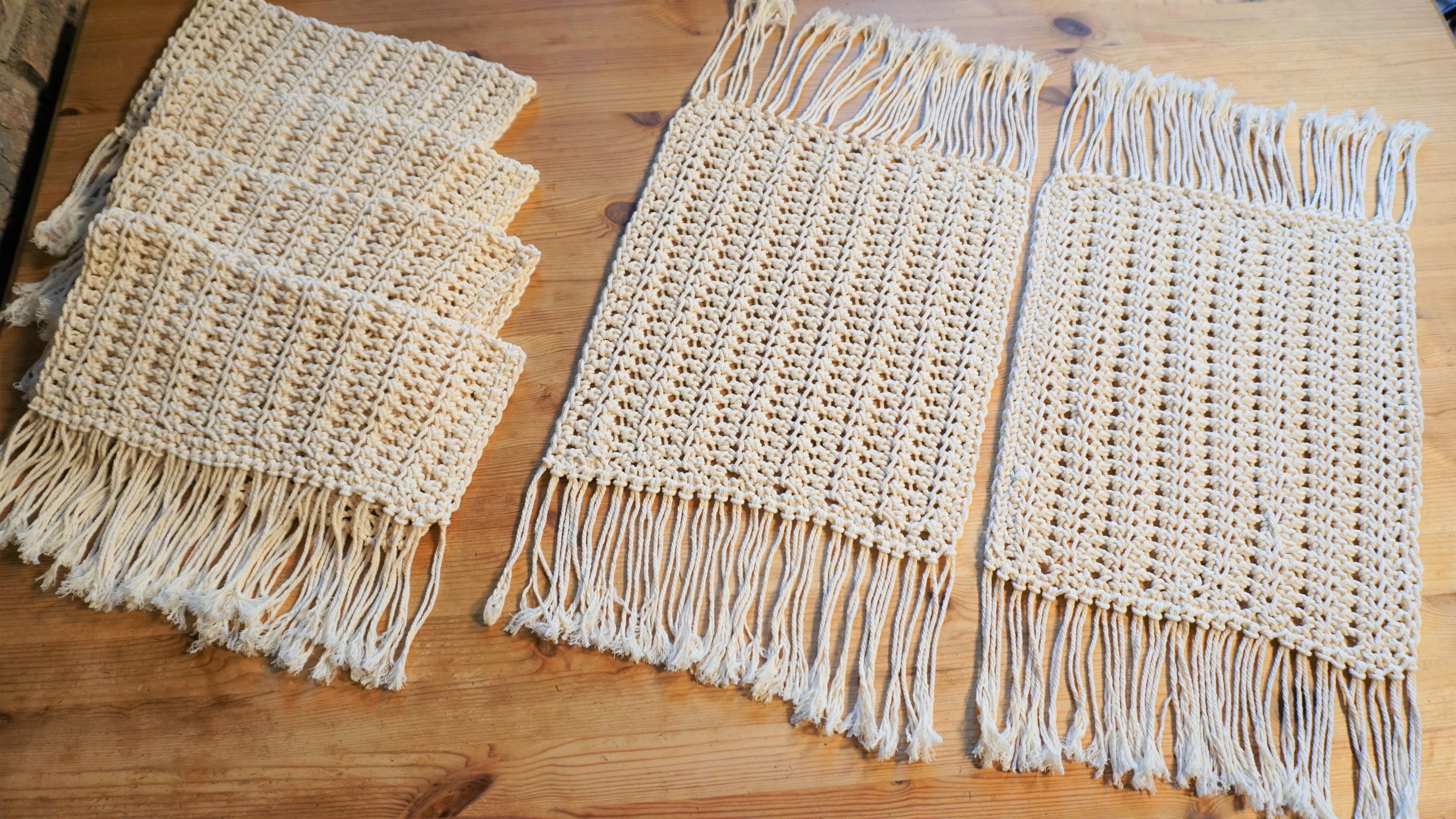 Handgefertigtes eckiges Makramee sechsteiliges Häkel Tischset in beige mit Fransen. Deko für moderne Akzente, Tischdeko, als Untersetzer für Vasen, Kerzenständer und Windlichter. Unikat-Set als Ergänzung zur Boho Einrichtung.