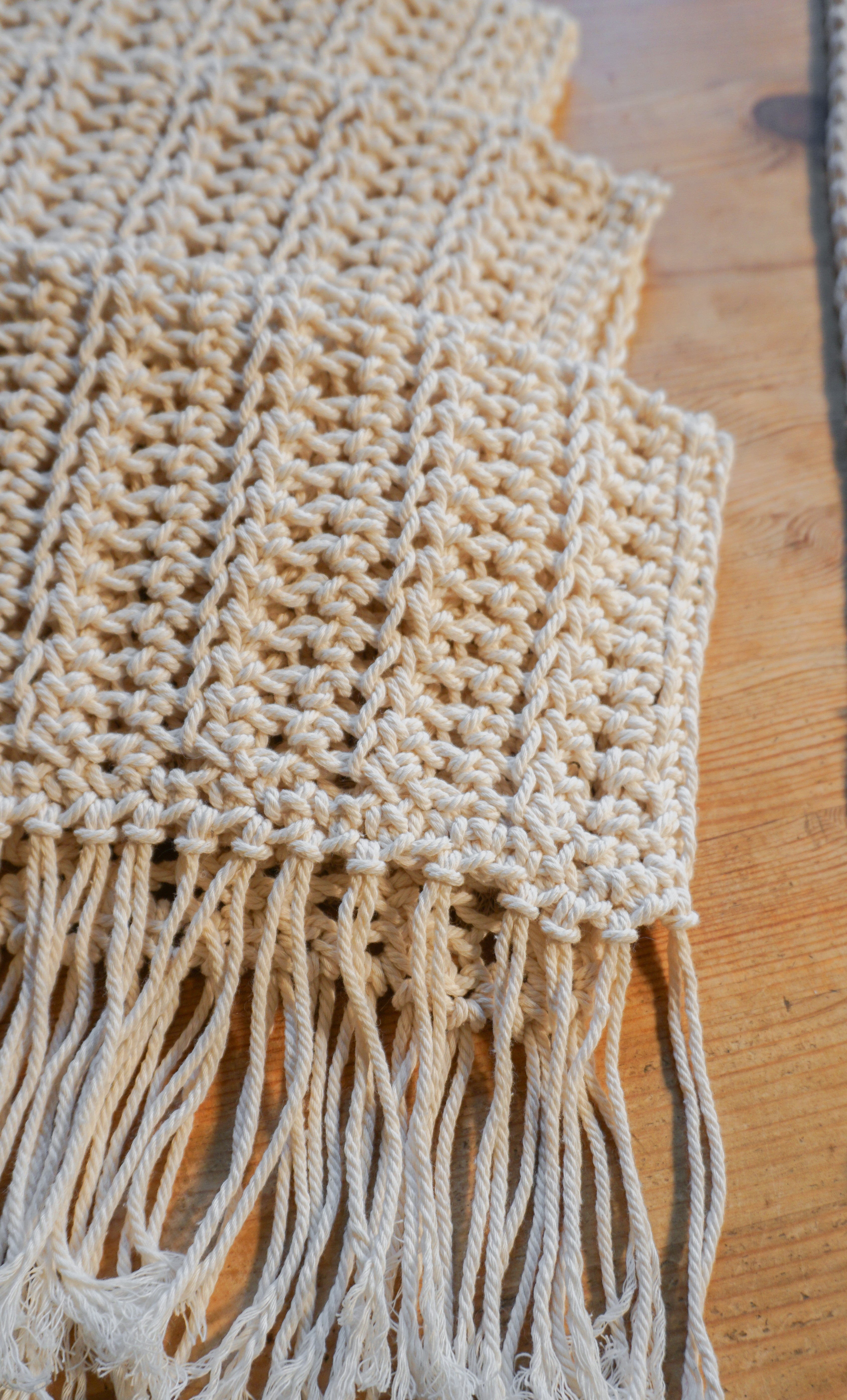 Handgefertigtes eckiges Makramee sechsteiliges Häkel Tischset in beige mit Fransen. Deko für moderne Akzente, Tischdeko, als Untersetzer für Vasen, Kerzenständer und Windlichter. Unikat-Set als Ergänzung zur Boho Einrichtung.