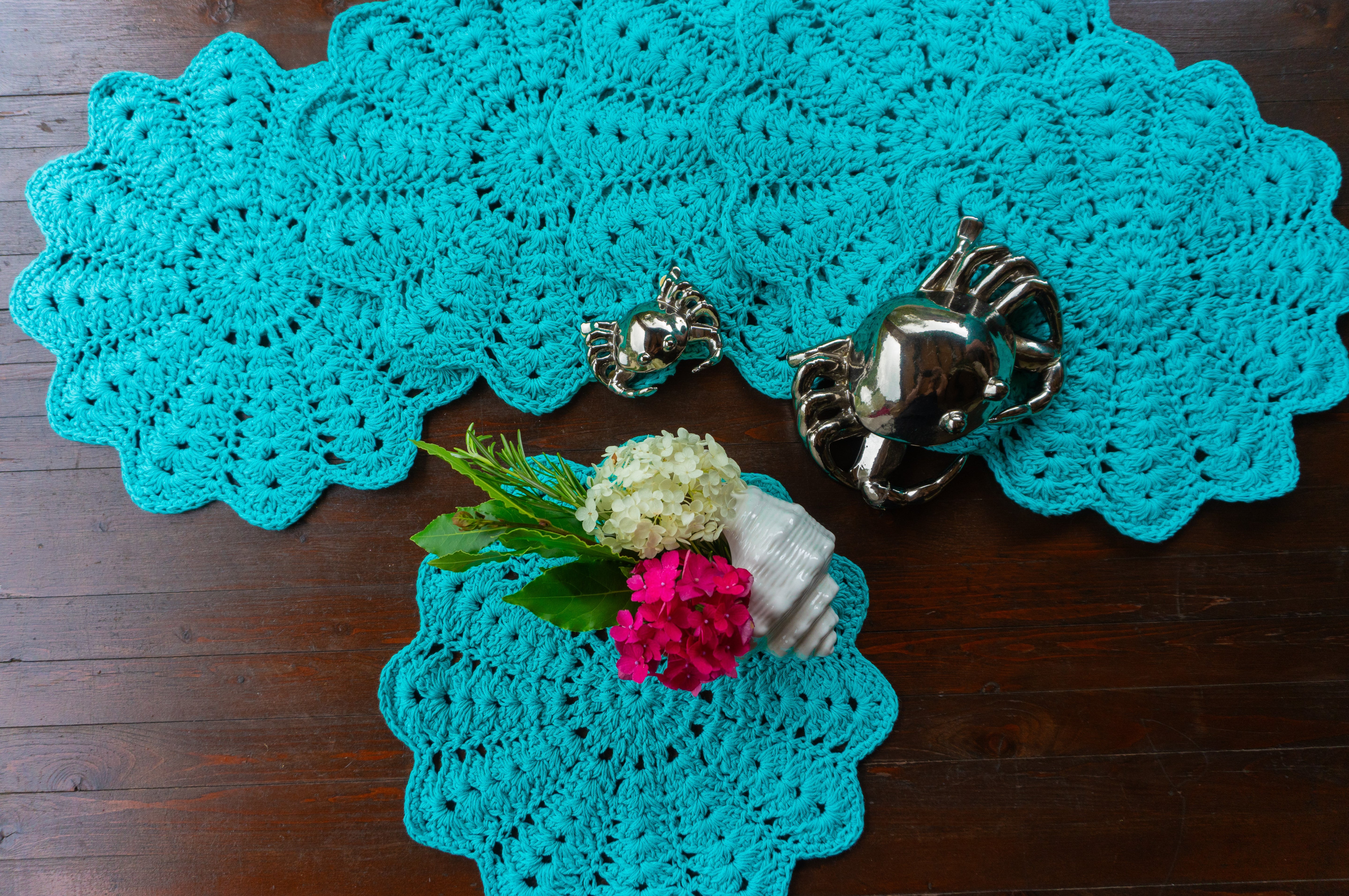 Häkel-Tischset in leuchtendem Mint Farbton mit tollem Muster ist handgefertigt und vielseitig einsetzbar. Es verleiht Ihrem Tisch eine besondere Dekoration und kann auch als Untersetzer für Blumenvasen oder Kerzenständer verwendet werden. Unikat-Set