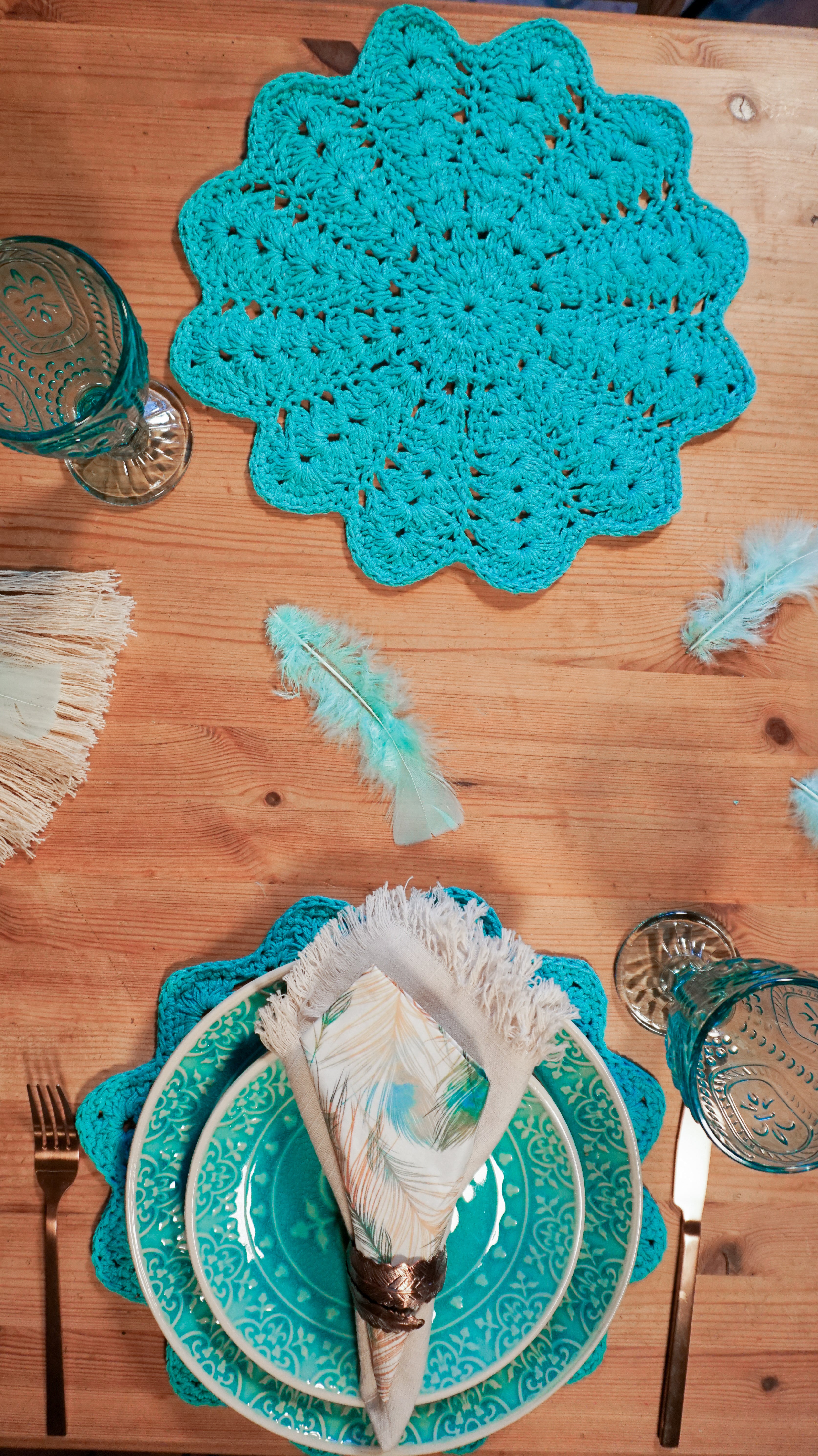 Häkel-Tischset in leuchtendem Mint Farbton mit tollem Muster ist handgefertigt und vielseitig einsetzbar. Es verleiht Ihrem Tisch eine besondere Dekoration und kann auch als Untersetzer für Blumenvasen oder Kerzenständer verwendet werden. Unikat-Set