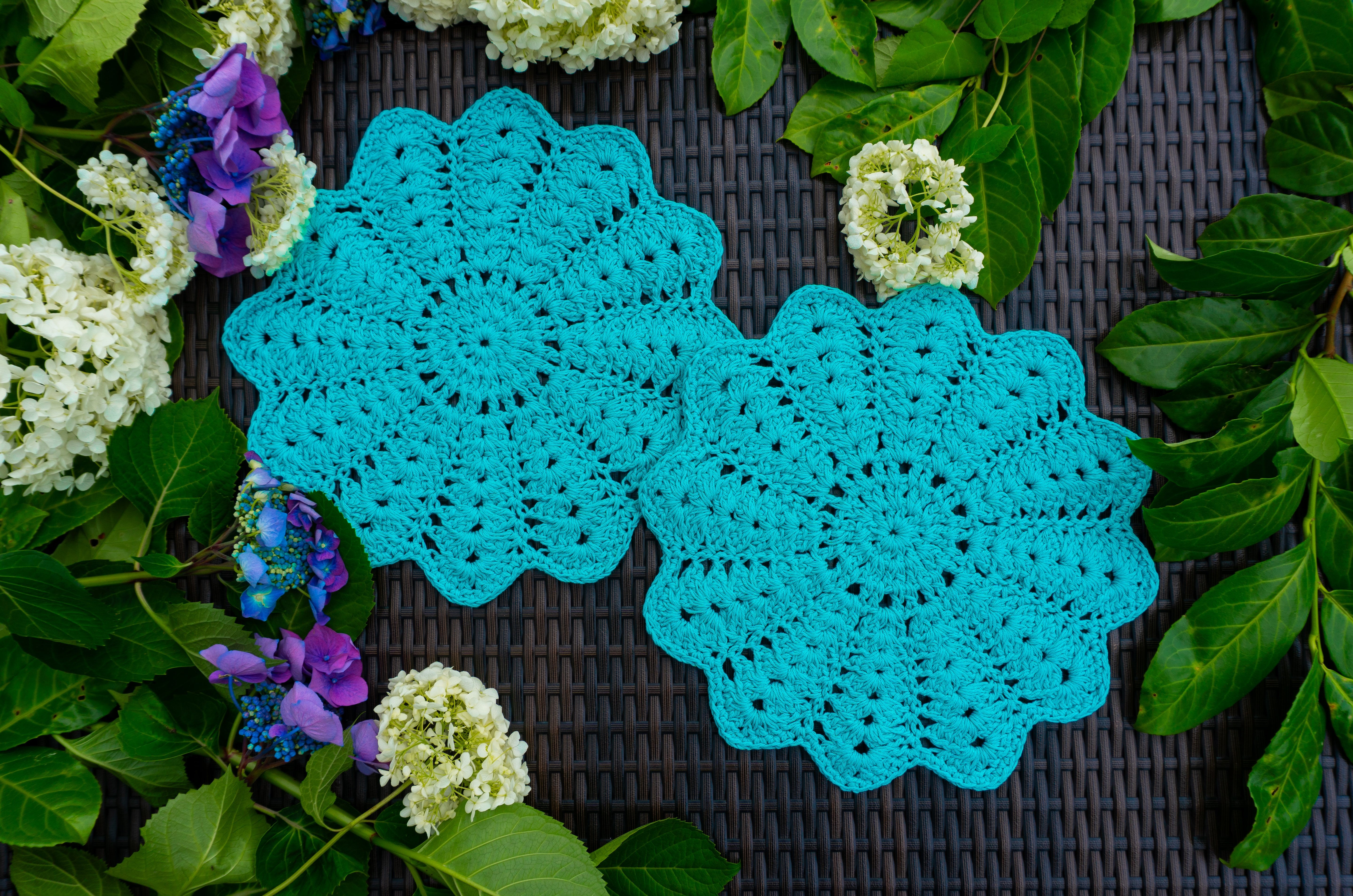 Häkel-Tischset in leuchtendem Mint Farbton mit tollem Muster ist handgefertigt und vielseitig einsetzbar. Es verleiht Ihrem Tisch eine besondere Dekoration und kann auch als Untersetzer für Blumenvasen oder Kerzenständer verwendet werden. Unikat-Set