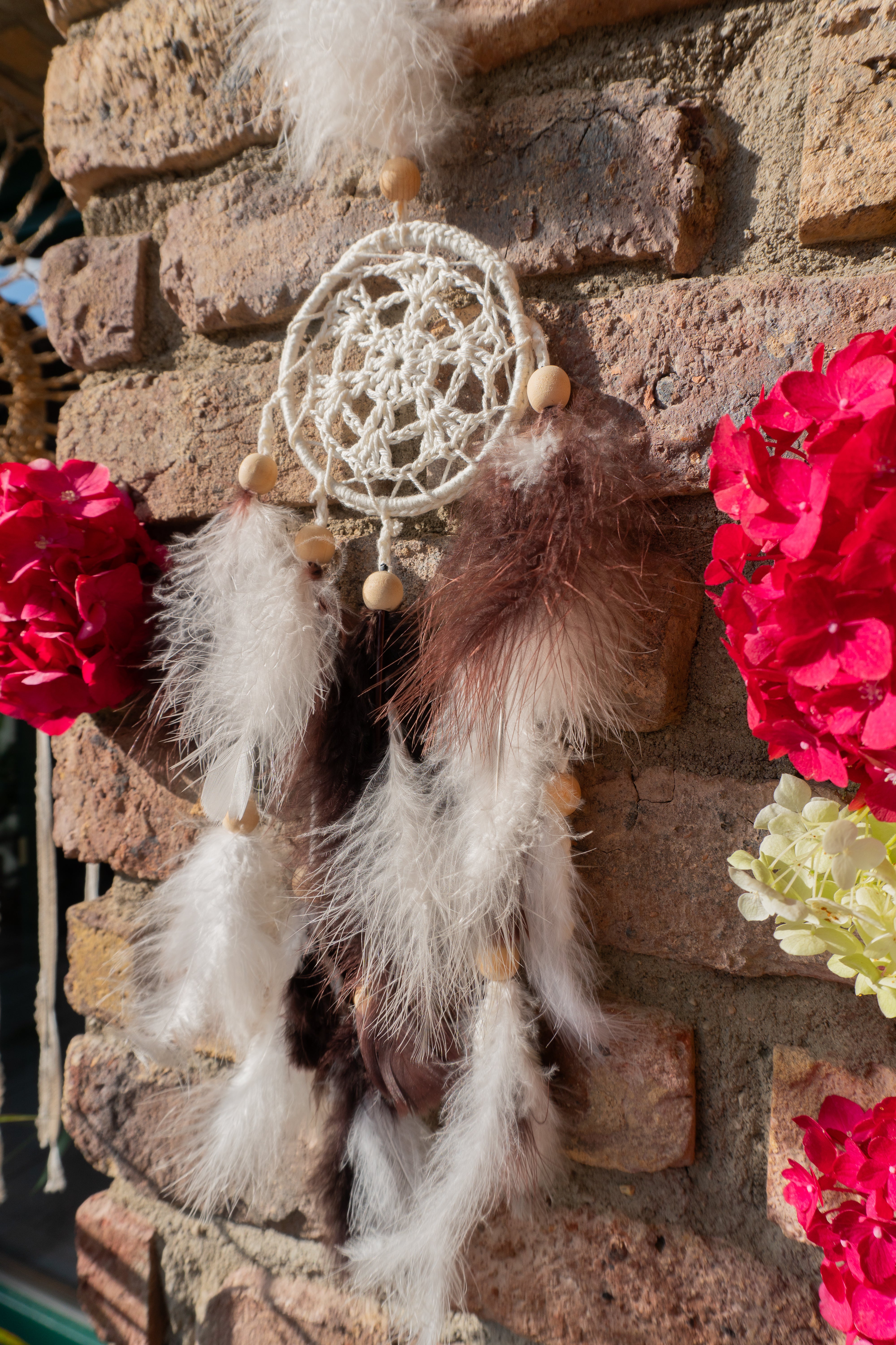 Einzigartiges, handgefertigtes Unikat: Boho Deko Traumfänger in Beige-Braun mit Häkelelement, Holzperlen und Federn.
