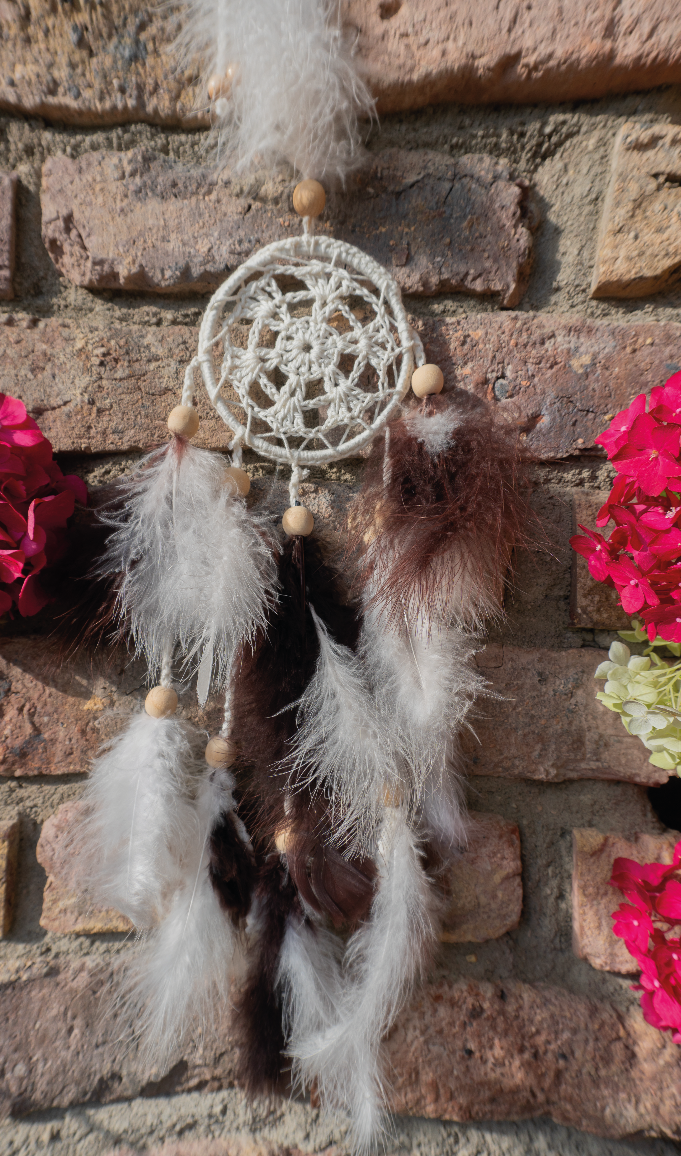 Einzigartiges, handgefertigtes Unikat: Boho Deko Traumfänger in Beige-Braun mit Häkelelement, Holzperlen und Federn.