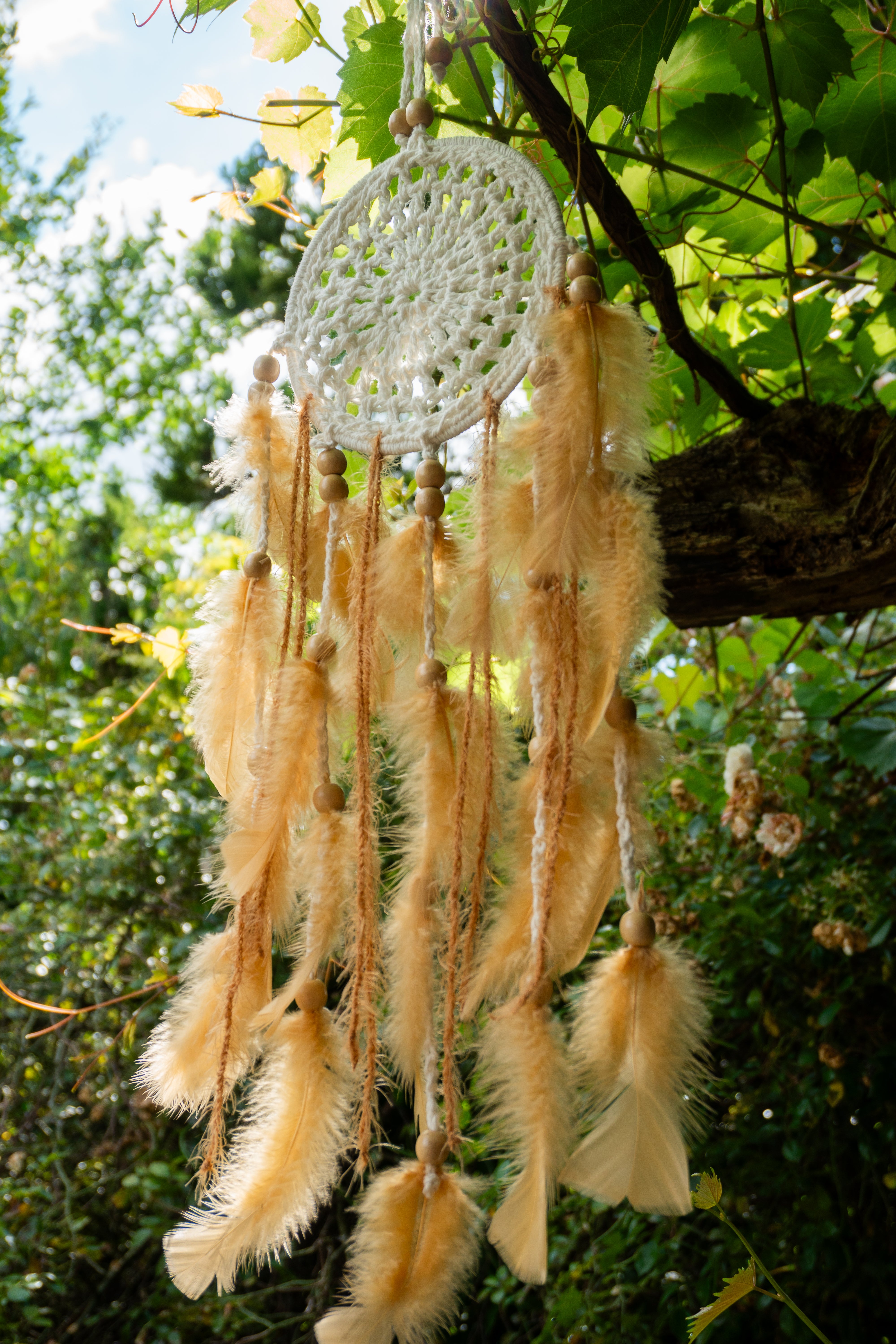 Unikat Boho Deko Traumfänger im Farbenmix Weiß-Karamell verziert mit Häkelelement, Perlen und Federn. Einzigartiges. Handgefertigte Boho Deko für dein Zuhause