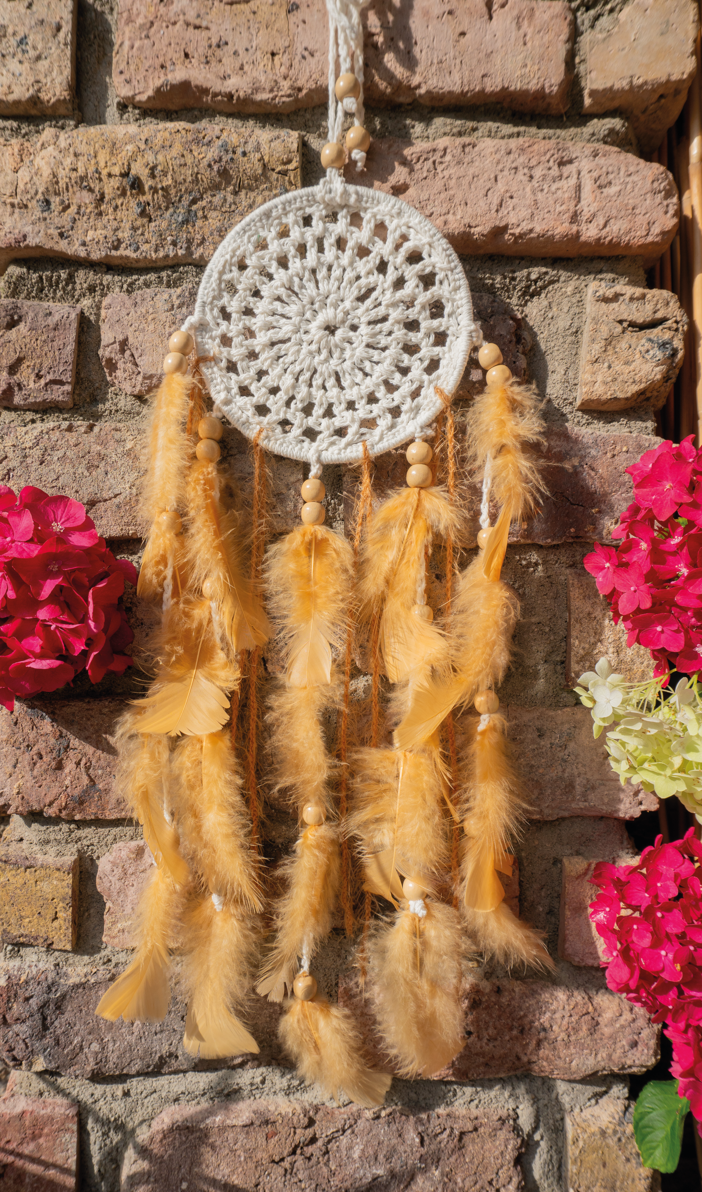 Unikat Boho Deko Traumfänger im Farbenmix Weiß-Karamell verziert mit Häkelelement, Perlen und Federn. Einzigartiges. Handgefertigte Boho Deko für dein Zuhause