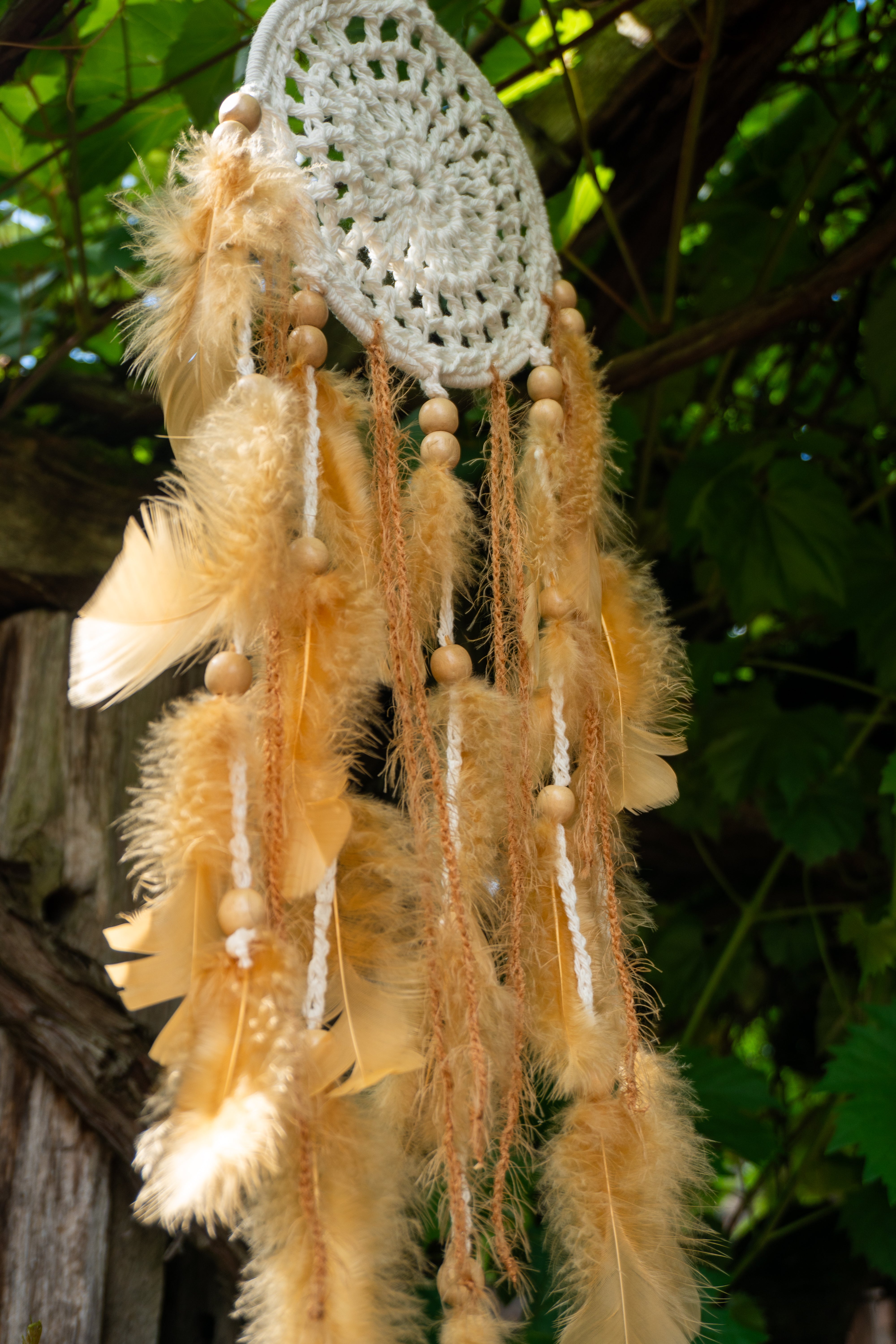 Unikat Boho Deko Traumfänger im Farbenmix Weiß-Karamell verziert mit Häkelelement, Perlen und Federn. Einzigartiges. Handgefertigte Boho Deko für dein Zuhause