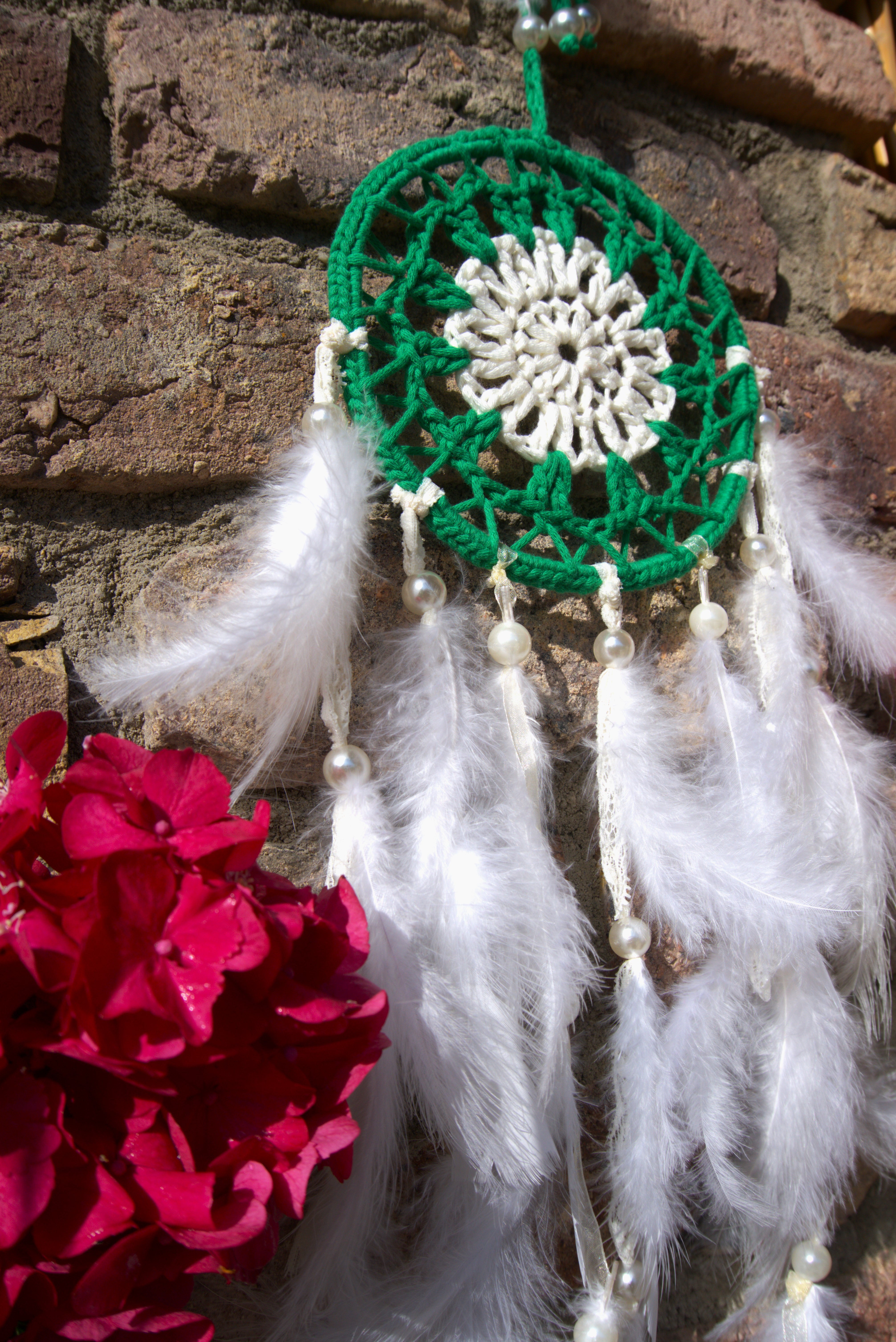 Handgefertigter Unikat Traumfänger im Farbenmix Grün-Weiß mit Federn, Häkel-Element und Perlen. Boho Deko für dein Zuhause.