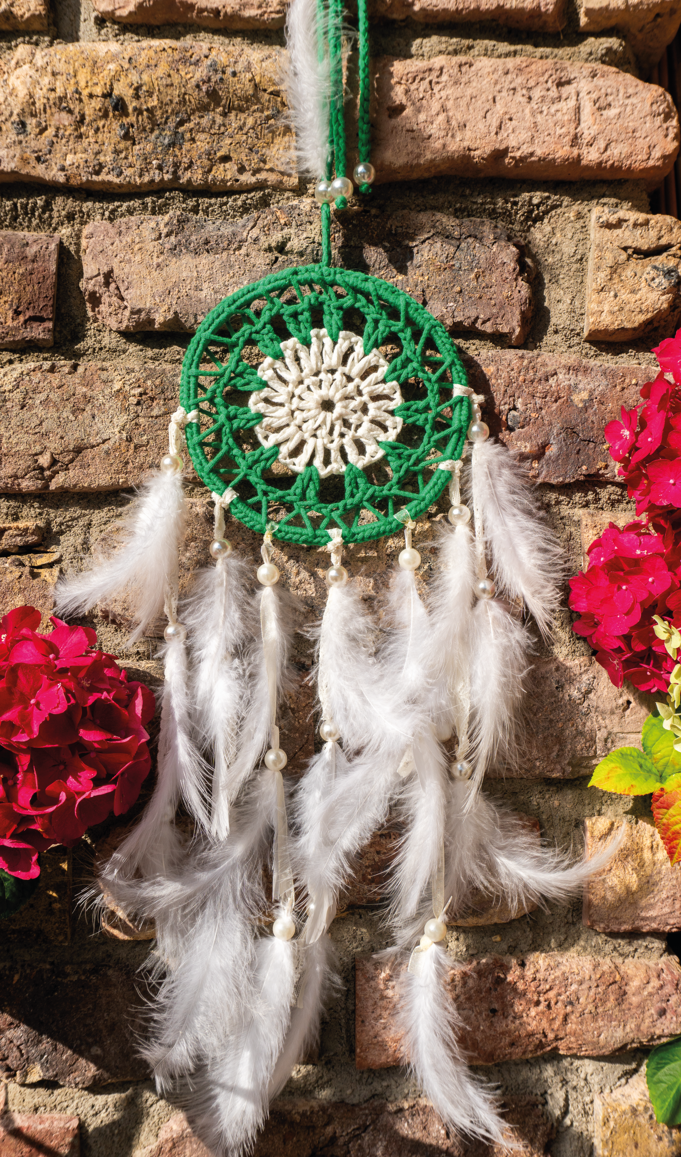 Handgefertigter Unikat Traumfänger im Farbenmix Grün-Weiß mit Federn, Häkel-Element und Perlen. Boho Deko für dein Zuhause.