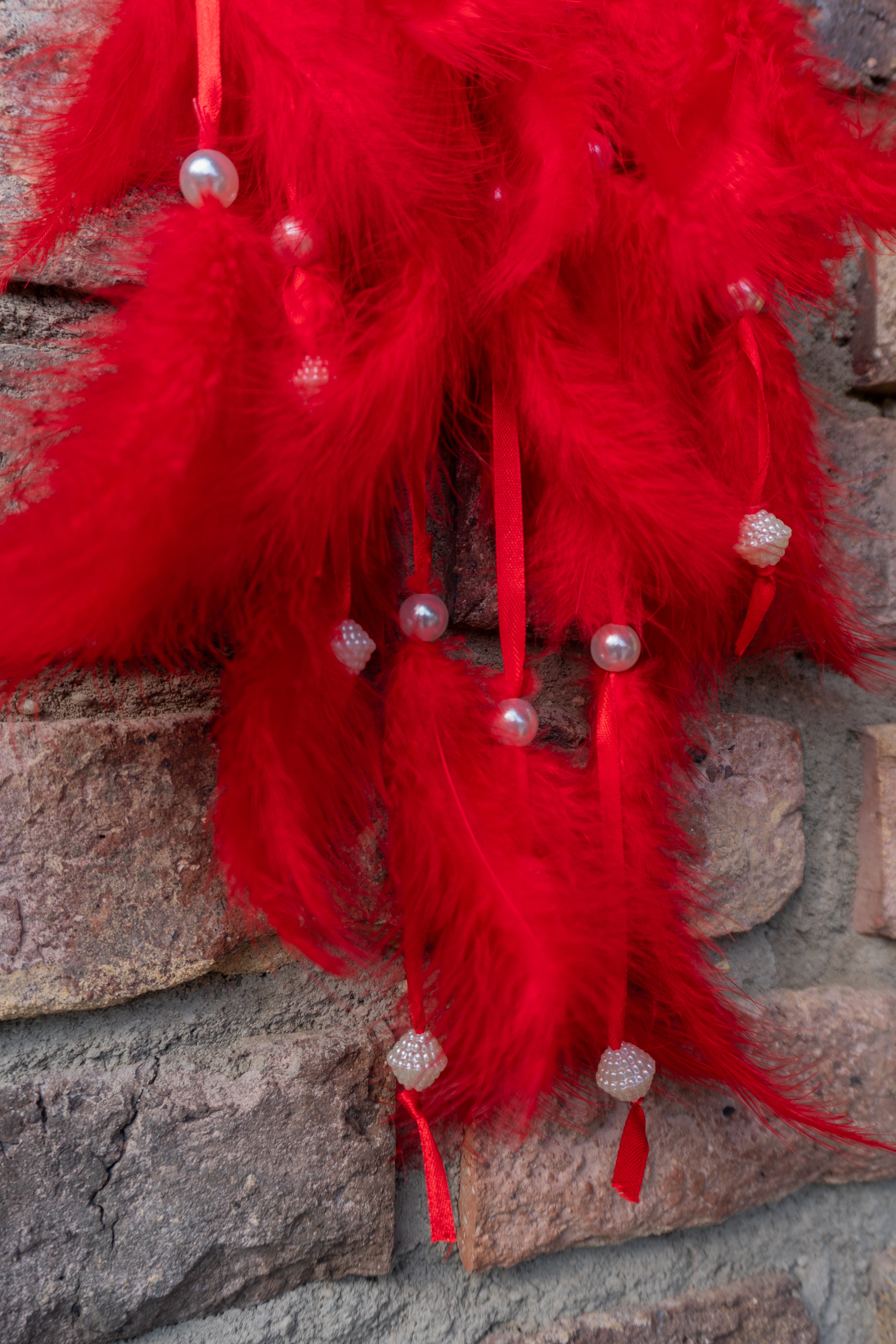 Einzigartiger, handgefertigter Boho Deko Traumfänger in Rot mit Häkelelement, Perlen und Federn - ein absolutes Unikat für dein Zuhause!