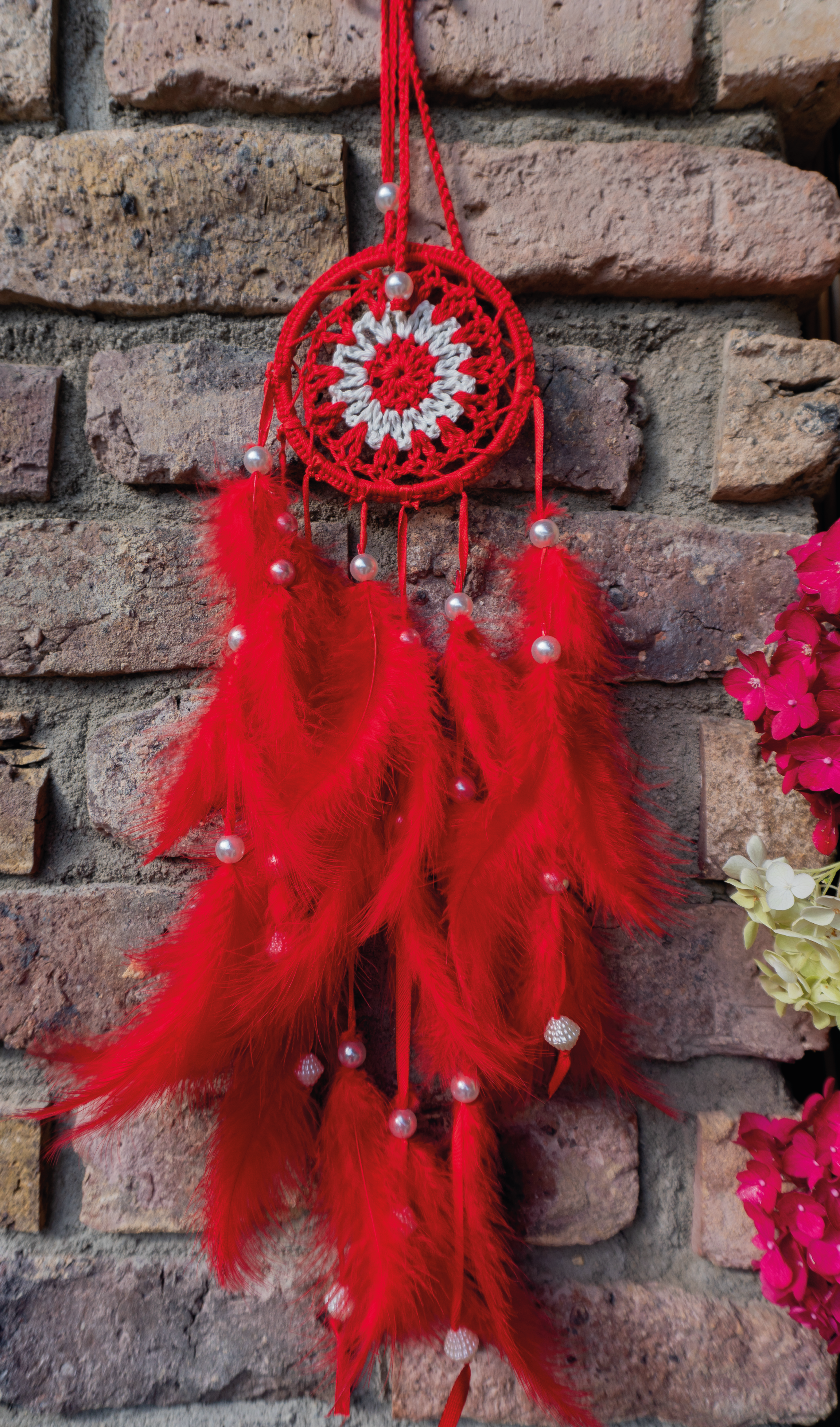 Einzigartiger, handgefertigter Boho Deko Traumfänger in Rot mit Häkelelement, Perlen und Federn - ein absolutes Unikat für dein Zuhause!