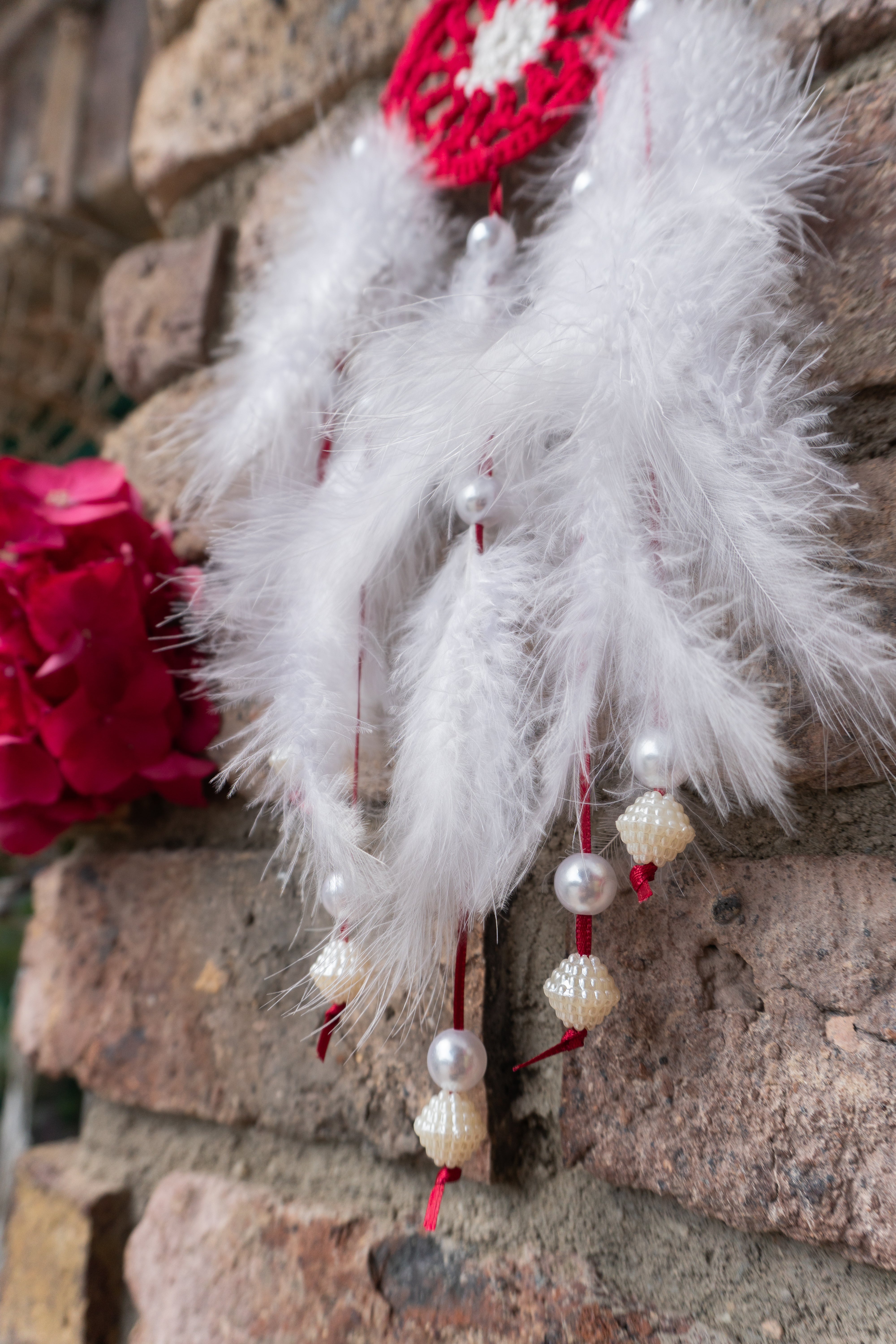 Einzigartiger, handgefertigter Boho Deko Traumfänger in Rot-Weiß mit Häkelelement, Perlen und Federn - ein absolutes Unikat für dein Zuhause!