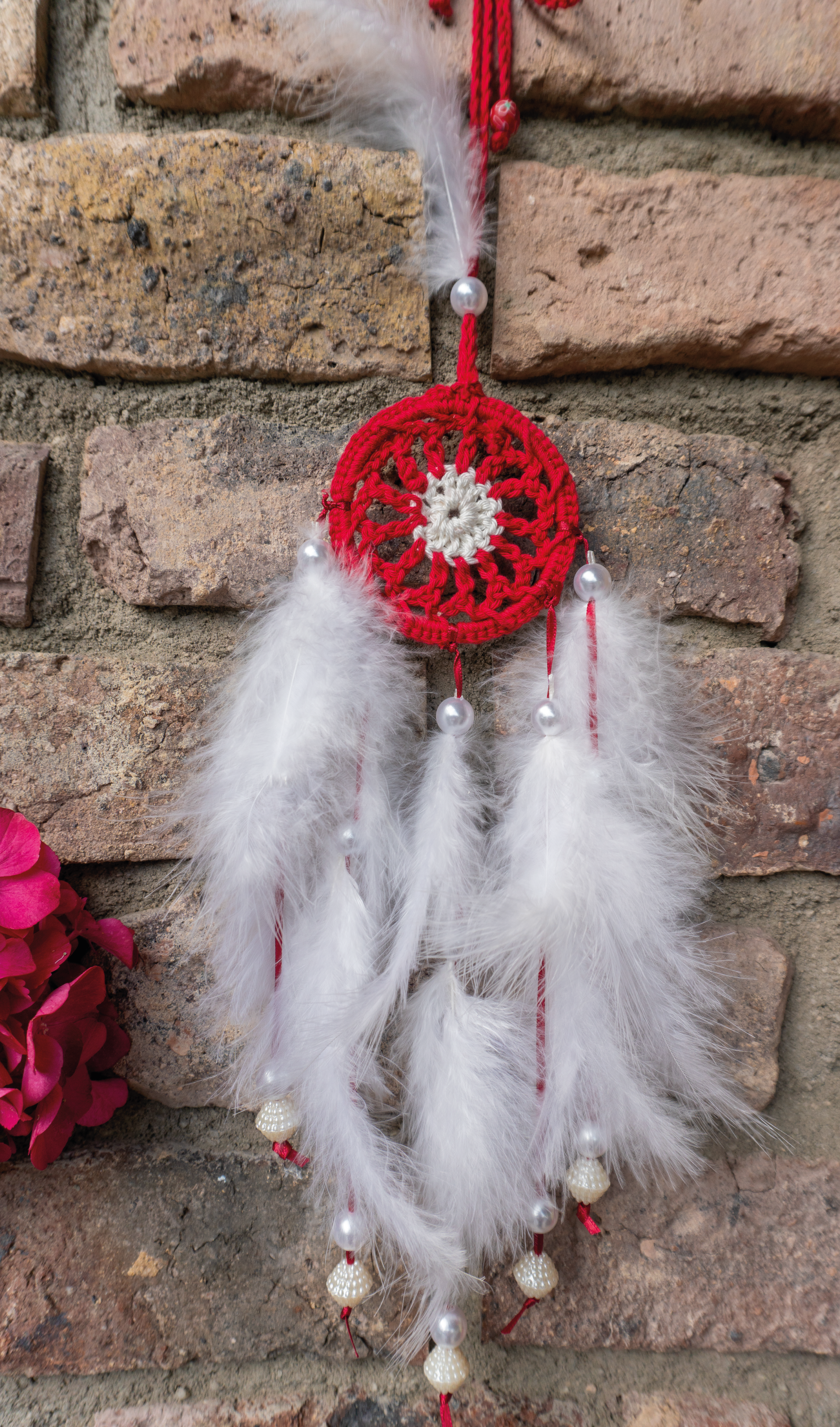 Einzigartiger, handgefertigter Boho Deko Traumfänger in Rot-Weiß mit Häkelelement, Perlen und Federn - ein absolutes Unikat für dein Zuhause!