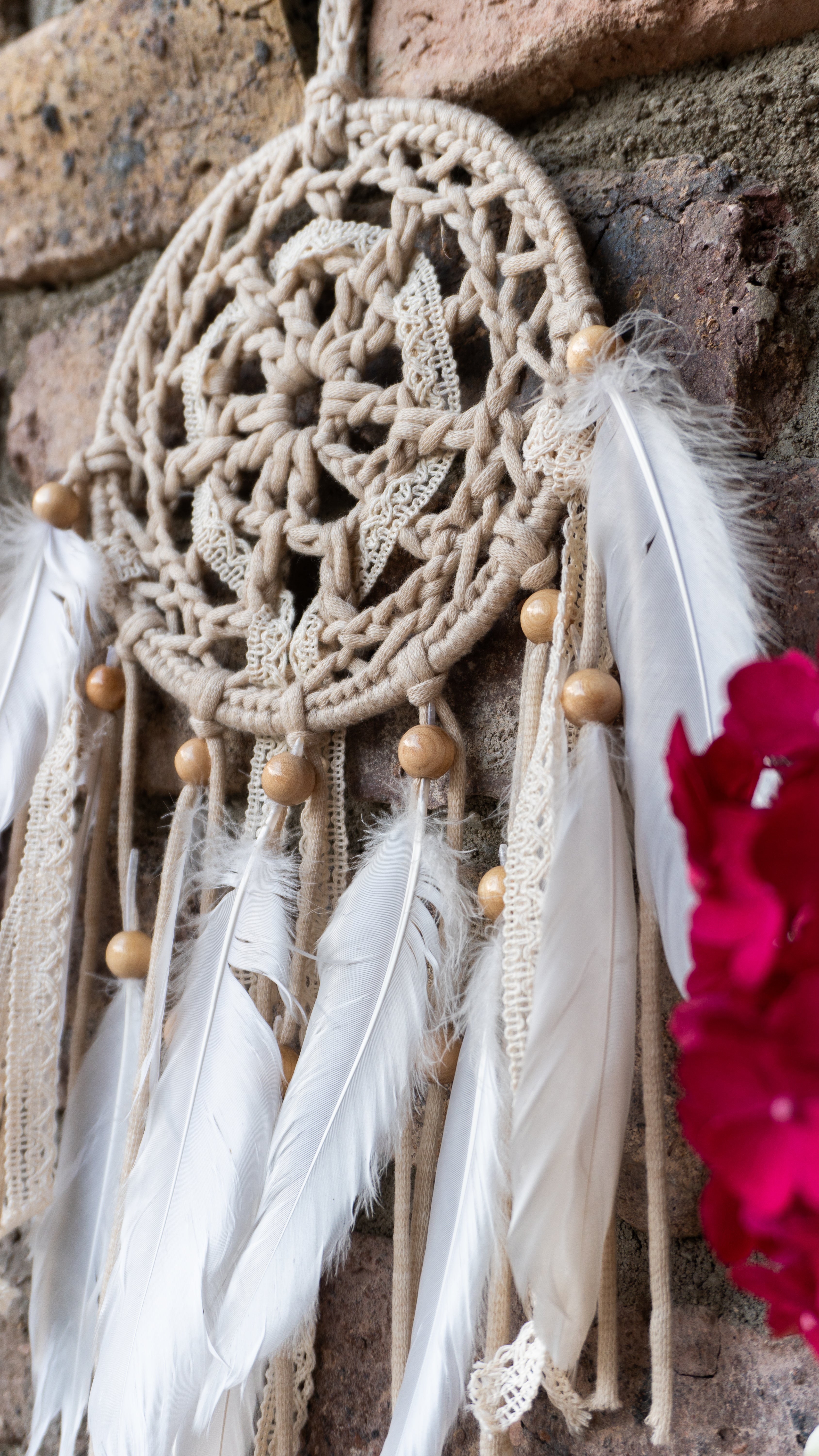 Boho Deko Traumfänger in Beige-Weiß mit Häkelelement, Holzperlen, großen Federn und Spitzenbändern. Einzigartiges, handgefertigtes Unikat für dein Zuhause.