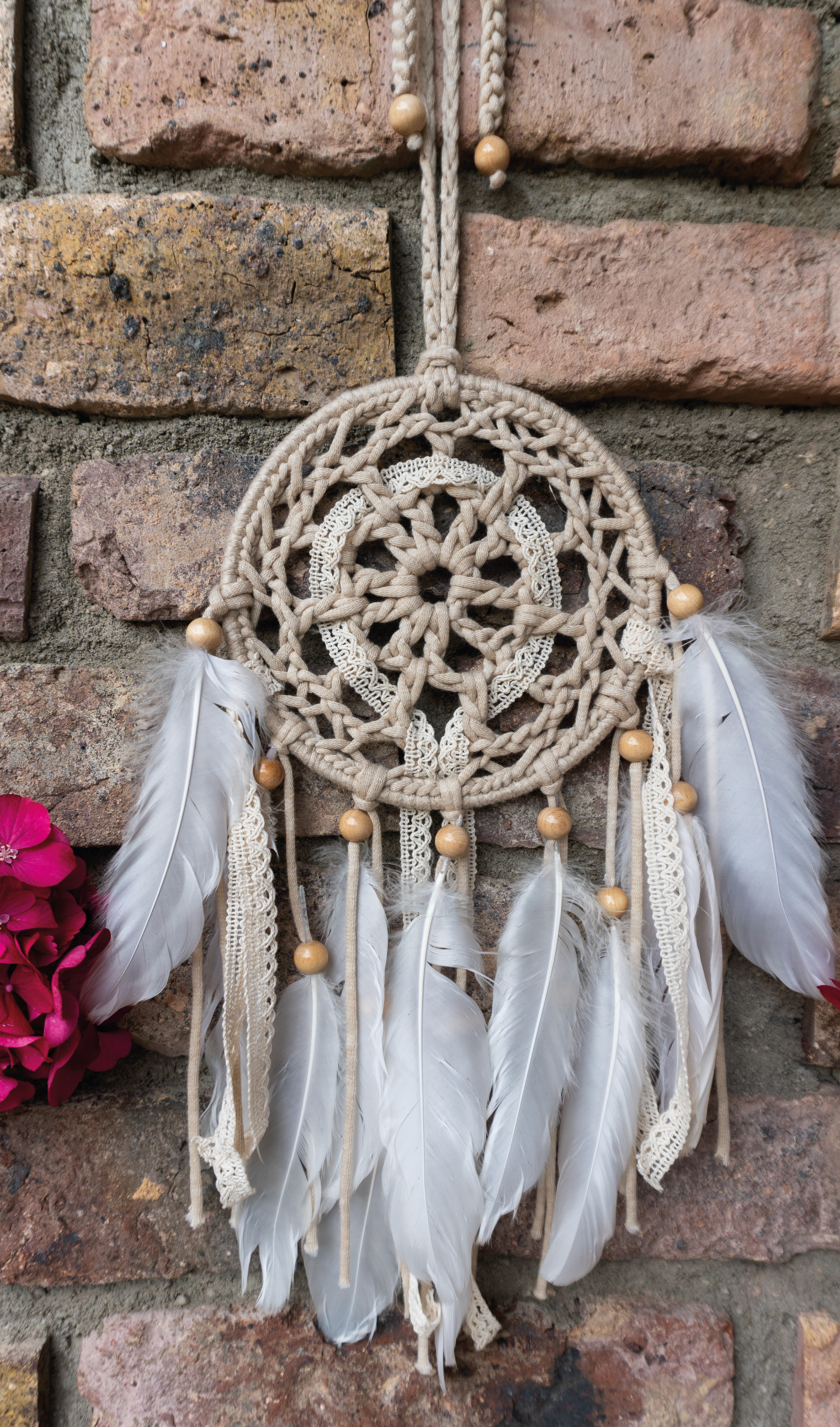 Boho Deko Traumfänger in Beige-Weiß mit Häkelelement, Holzperlen, großen Federn und Spitzenbändern. Einzigartiges, handgefertigtes Unikat für dein Zuhause.