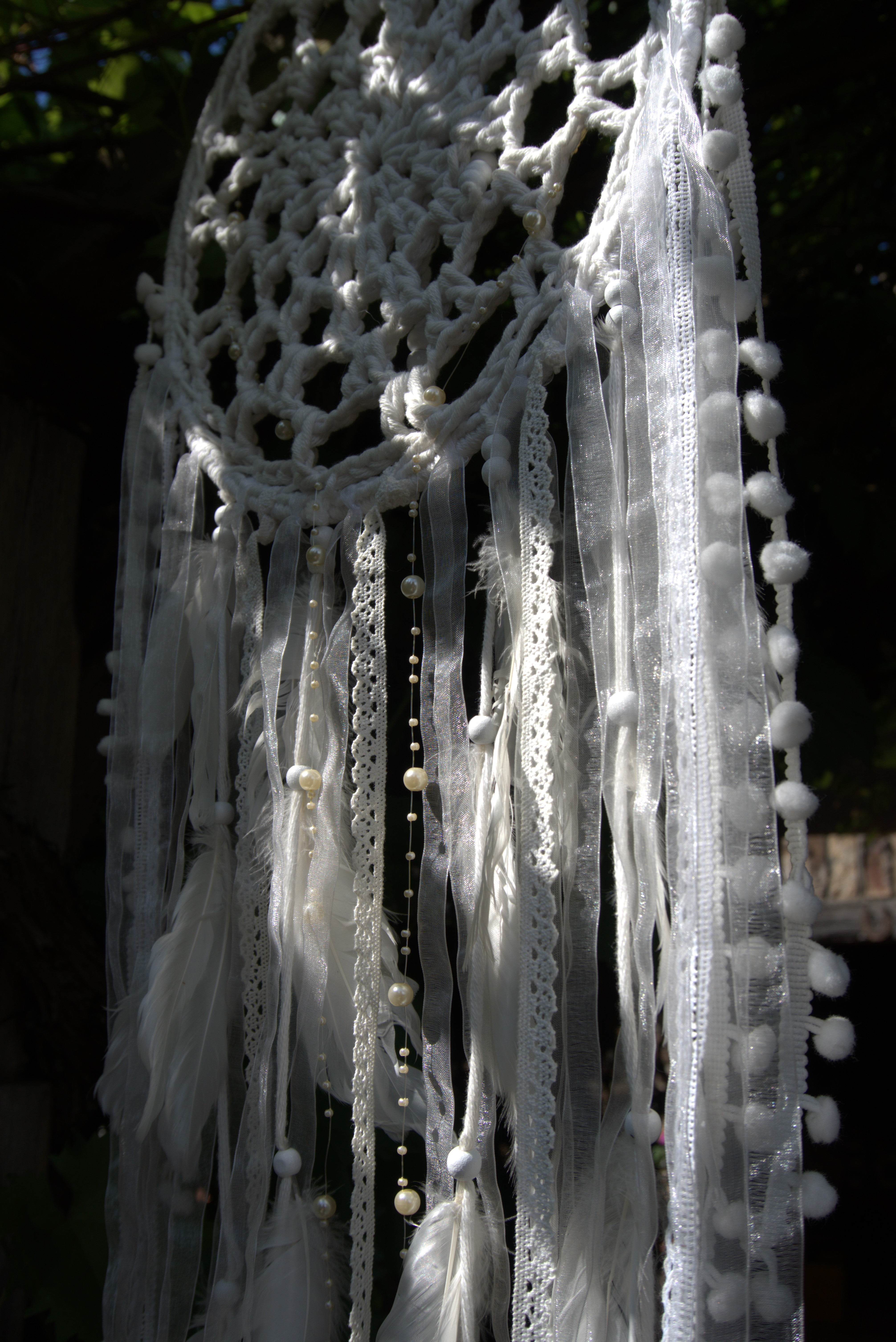 Großer Boho Deko Traumfänger in Weiß mit Häkelelement, Perlen, Federn und verschiedenen Verzierungen / Bändern. Einzigartiges, handgefertigtes Unikat für dein Zuhause.