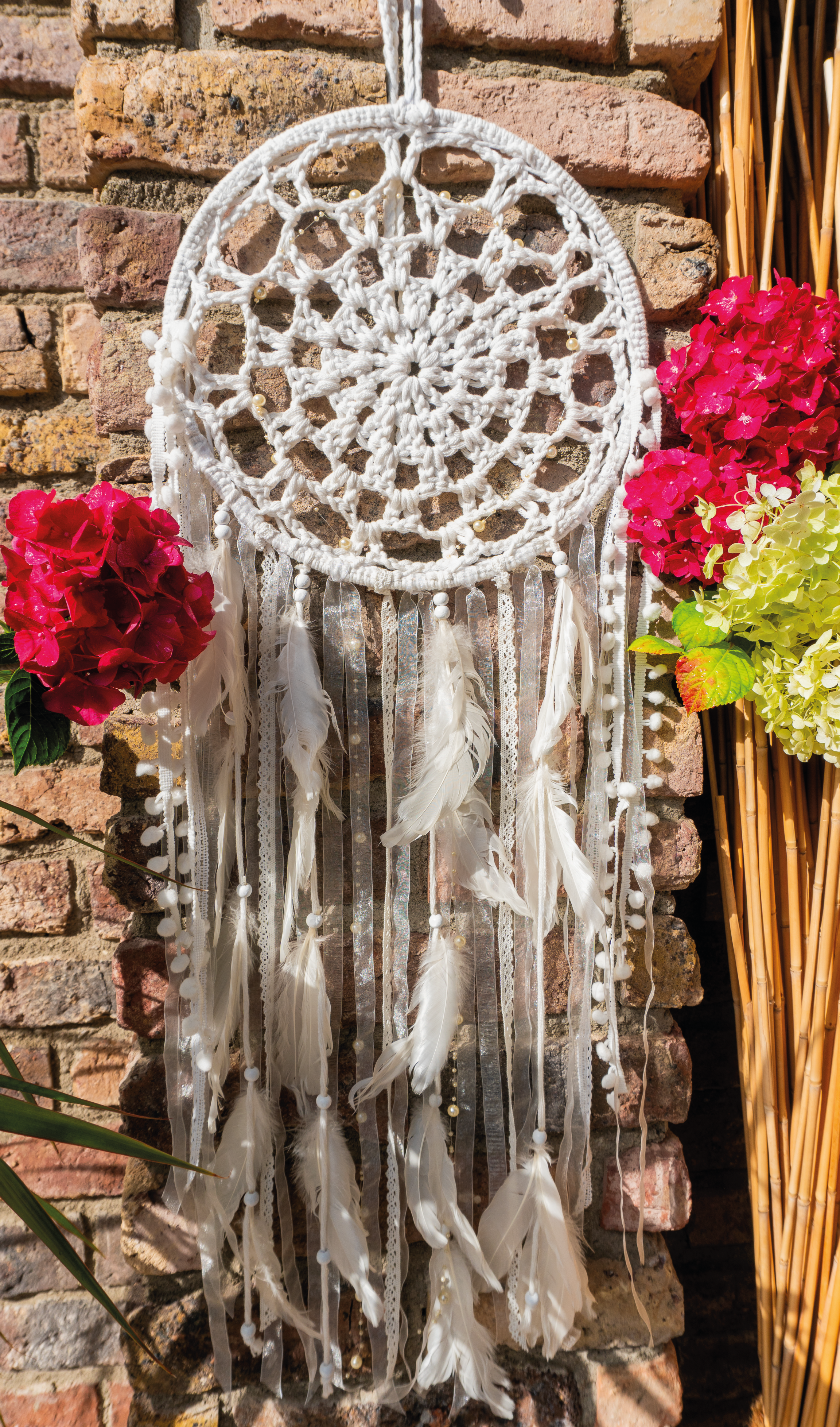 Großer Boho Deko Traumfänger in Weiß mit Häkelelement, Perlen, Federn und verschiedenen Verzierungen / Bändern. Einzigartiges, handgefertigtes Unikat für dein Zuhause.