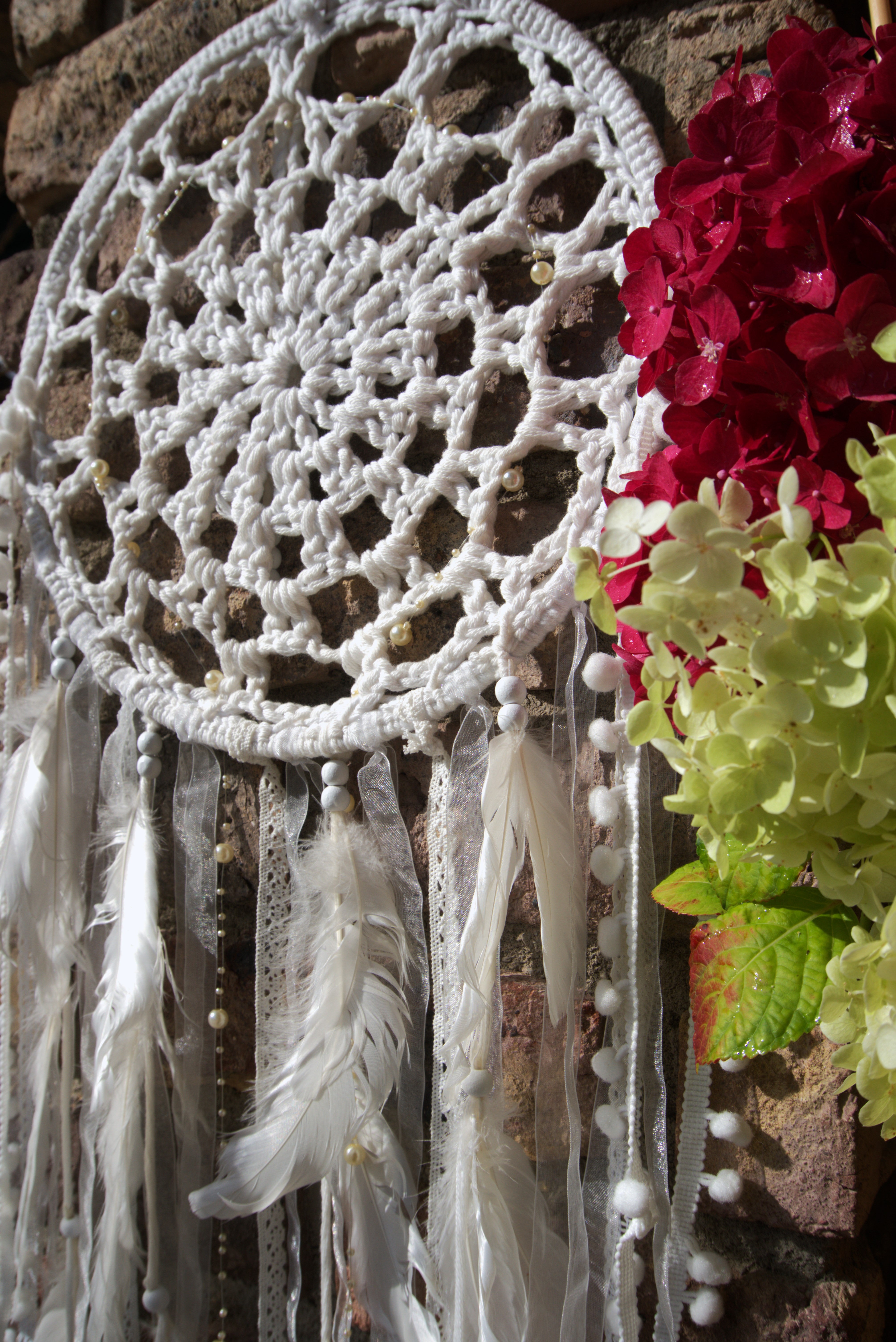 Großer Boho Deko Traumfänger in Weiß mit Häkelelement, Perlen, Federn und verschiedenen Verzierungen / Bändern. Einzigartiges, handgefertigtes Unikat für dein Zuhause.