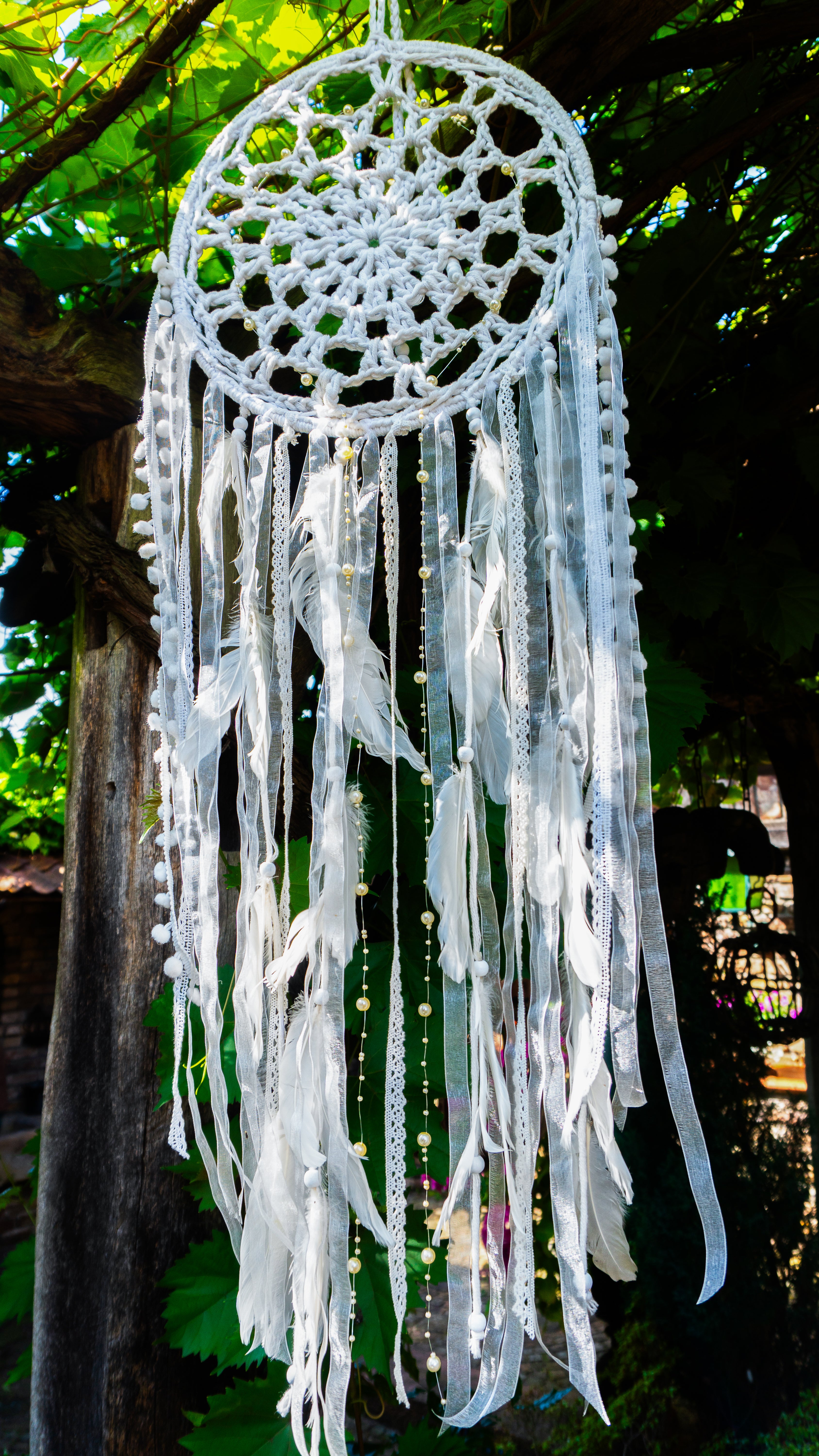 Großer Boho Deko Traumfänger in Weiß mit Häkelelement, Perlen, Federn und verschiedenen Verzierungen / Bändern. Einzigartiges, handgefertigtes Unikat für dein Zuhause.