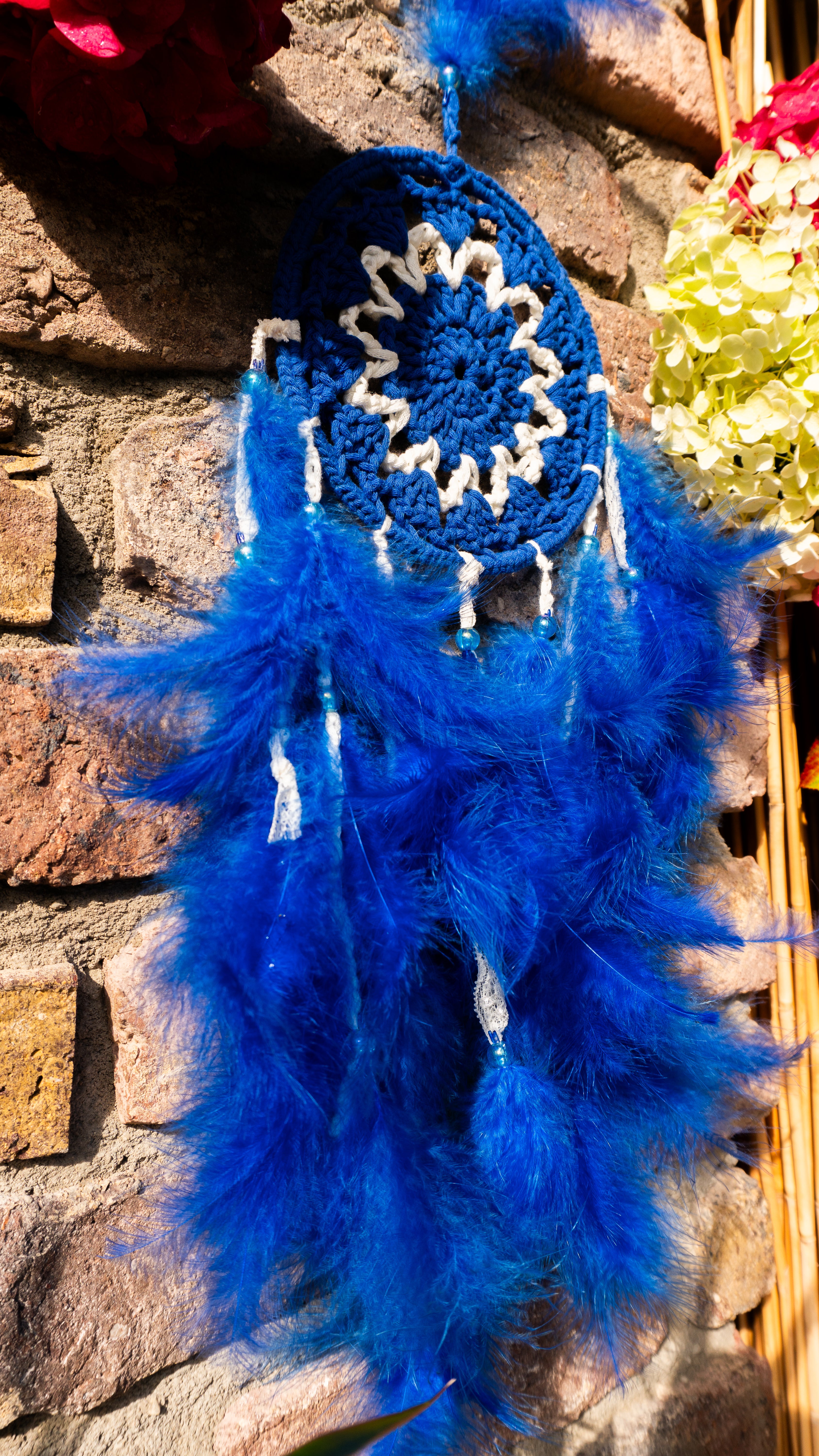 Handgefertigter Unikat Traumfänger in leuchtendem Blau mit Federn, Spitzenbändern und Häkel-Element. Boho Deko für deinen Lieblingsplatz Zuhause.