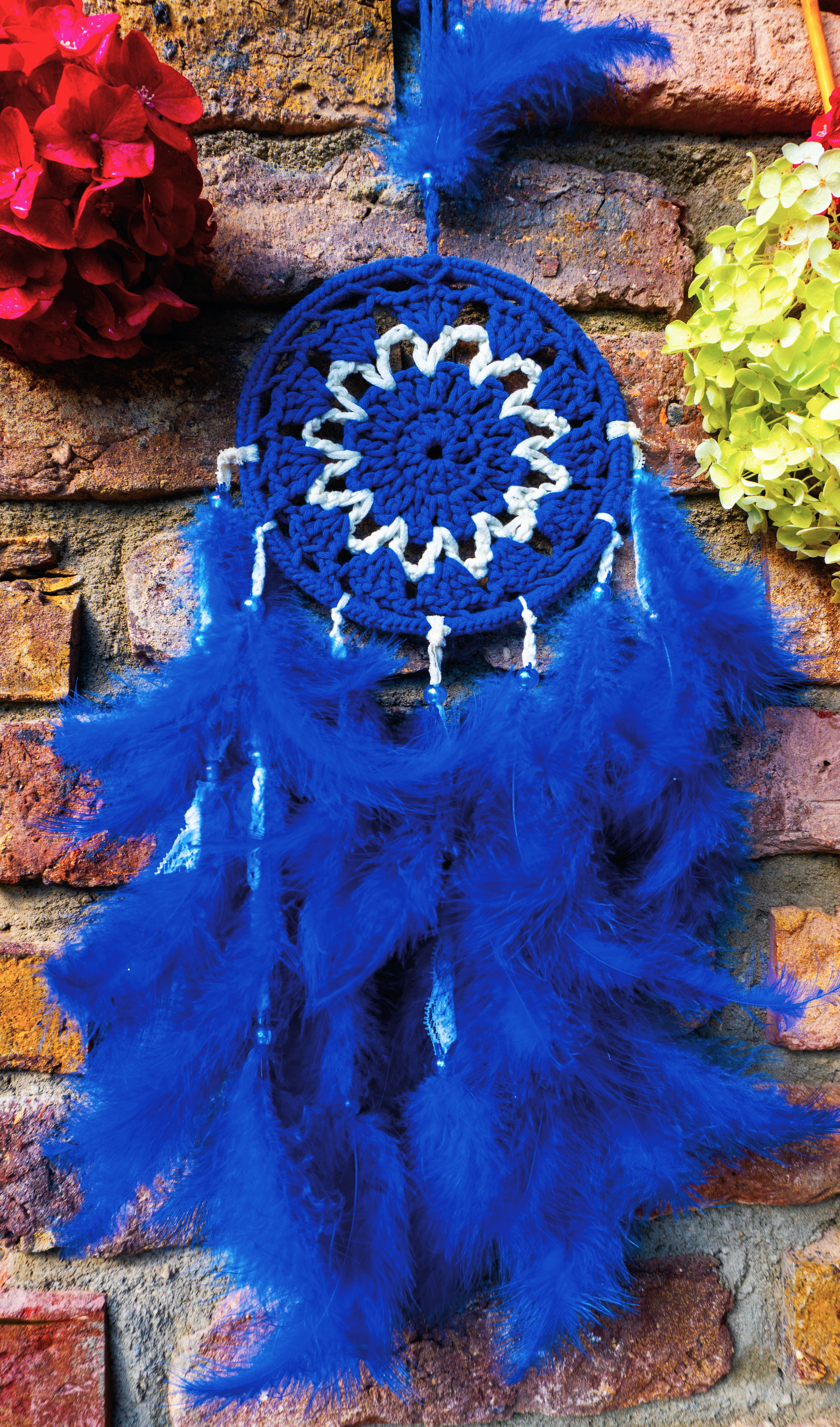 Handgefertigter Unikat Traumfänger in leuchtendem Blau mit Federn, Spitzenbändern und Häkel-Element. Boho Deko für deinen Lieblingsplatz Zuhause.