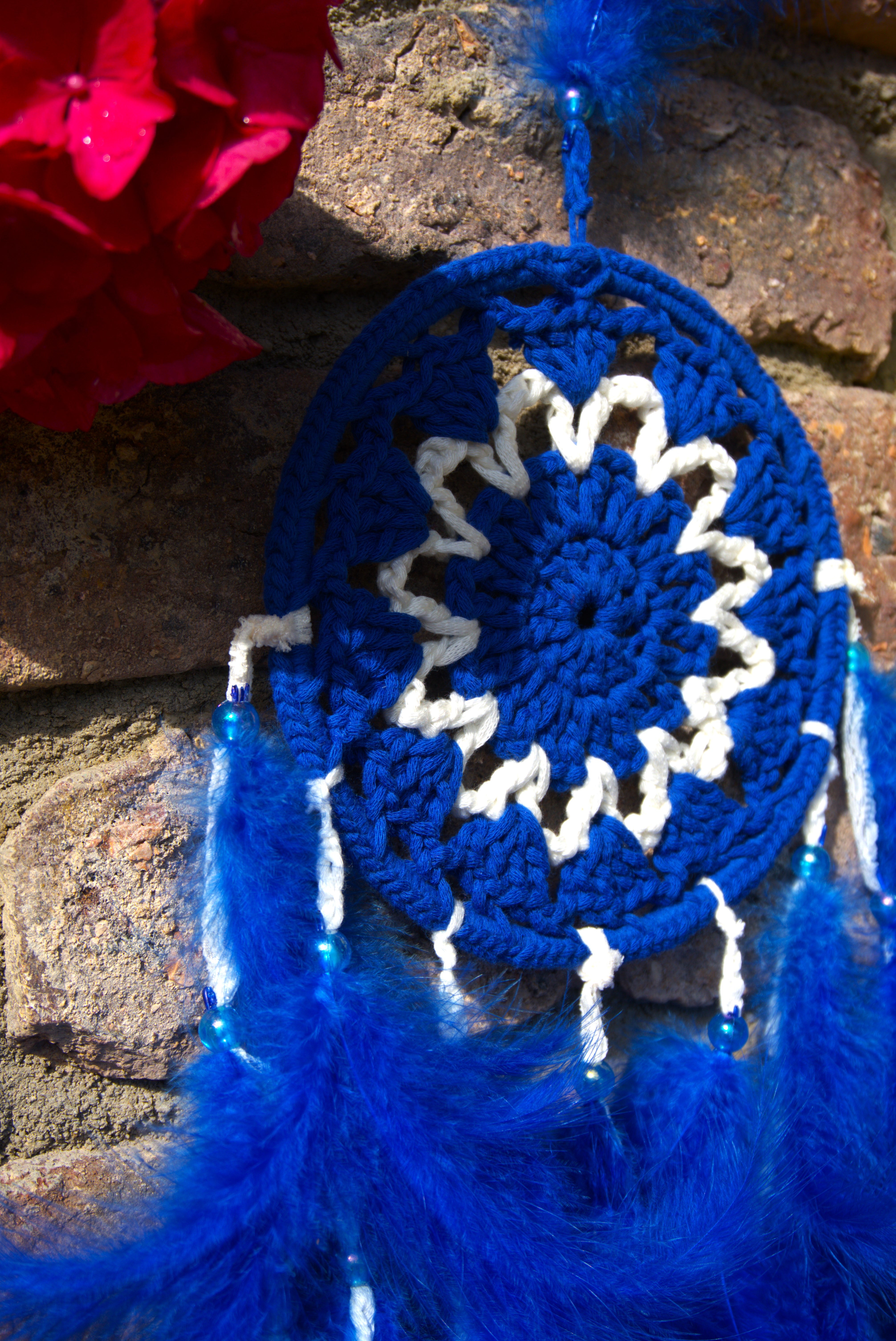 Handgefertigter Unikat Traumfänger in leuchtendem Blau mit Federn, Spitzenbändern und Häkel-Element. Boho Deko für deinen Lieblingsplatz Zuhause.