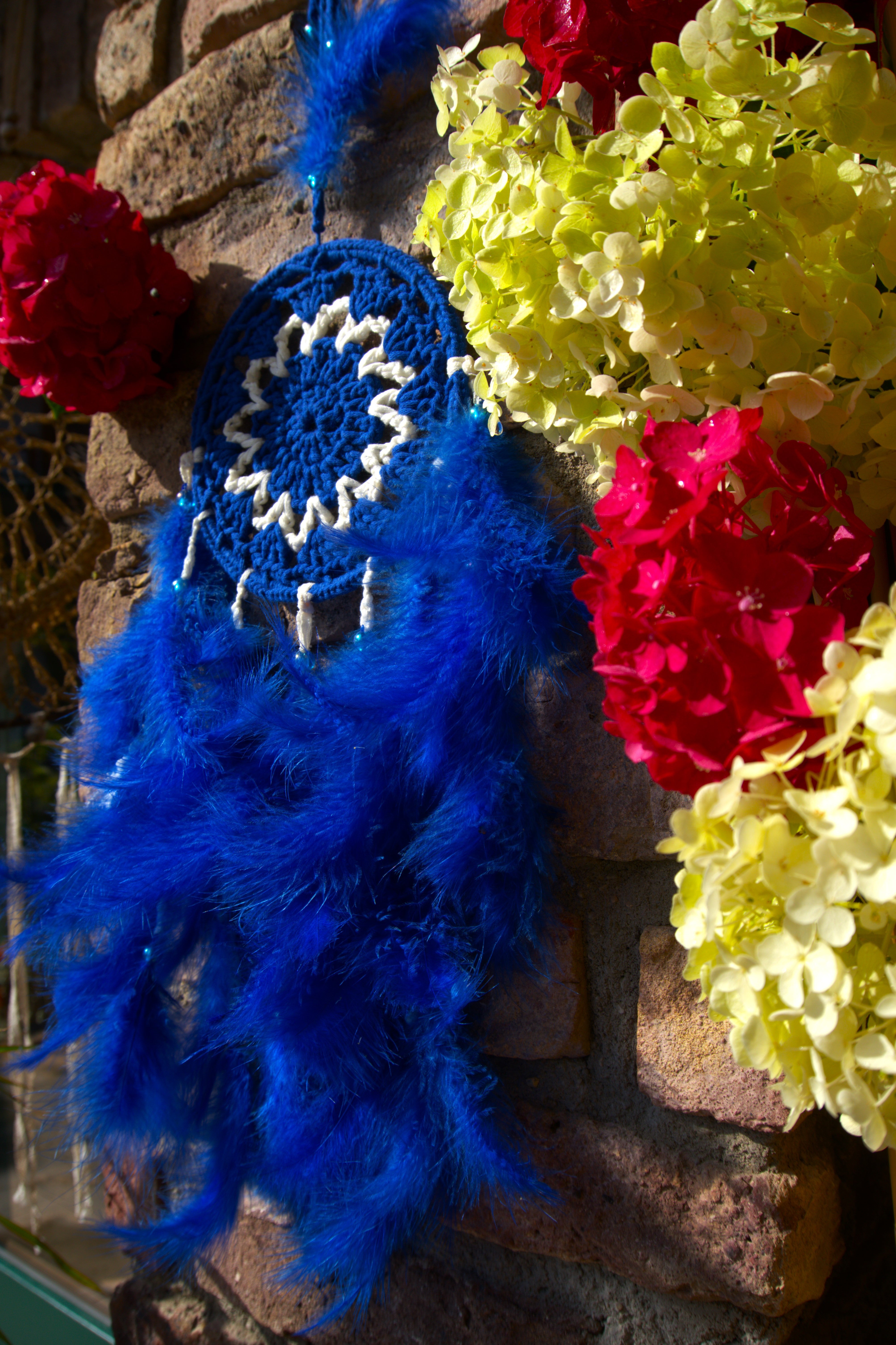 Handgefertigter Unikat Traumfänger in leuchtendem Blau mit Federn, Spitzenbändern und Häkel-Element. Boho Deko für deinen Lieblingsplatz Zuhause.