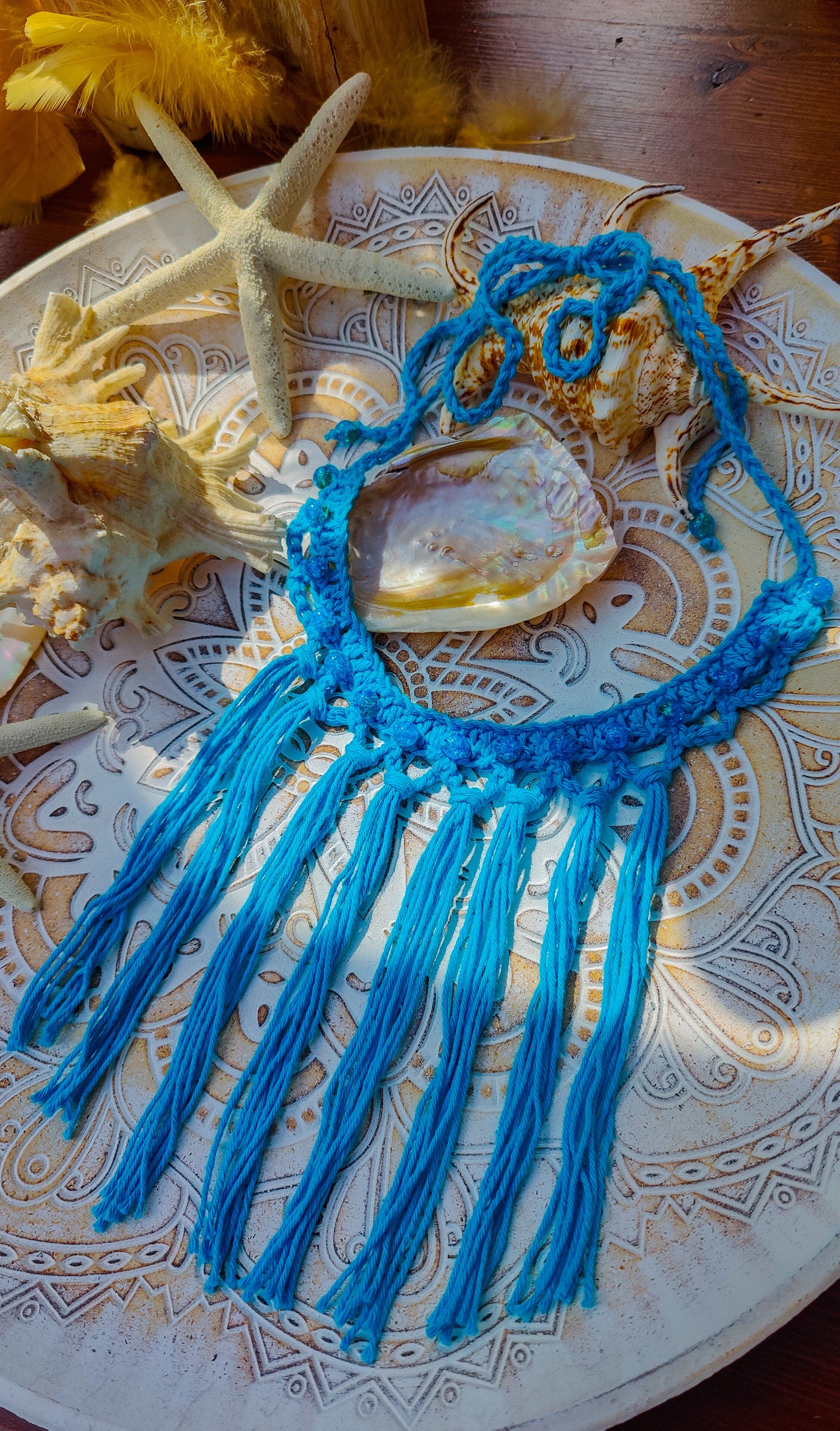 Türkise Boho Häkelkette mit Fransen und Perlen – handgemachtes Unikat im Ibiza-Stil für Sommer, Festival und spirituelle Looks.