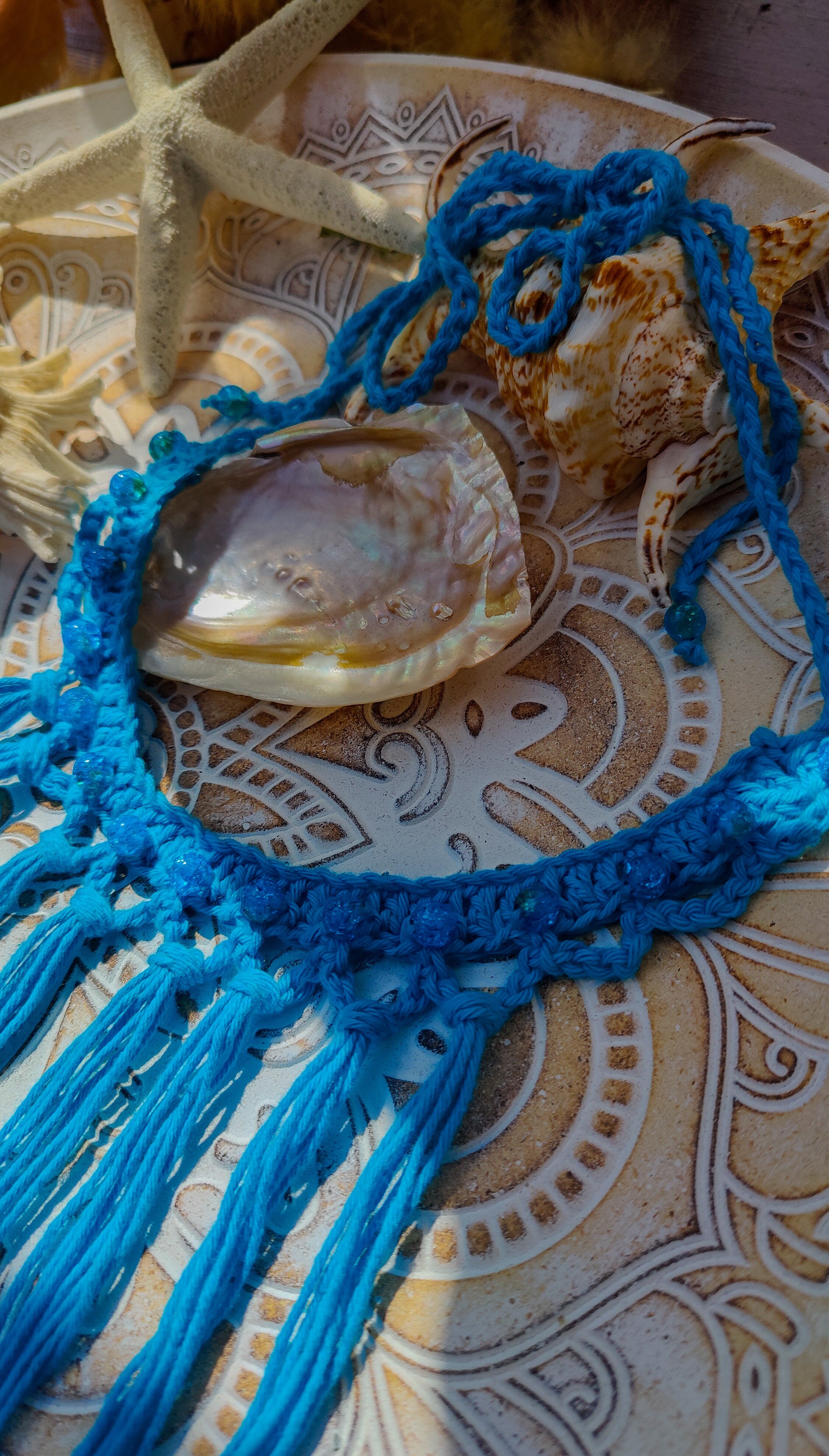Türkise Boho Häkelkette mit Fransen und Perlen – handgemachtes Unikat im Ibiza-Stil für Sommer, Festival und spirituelle Looks.