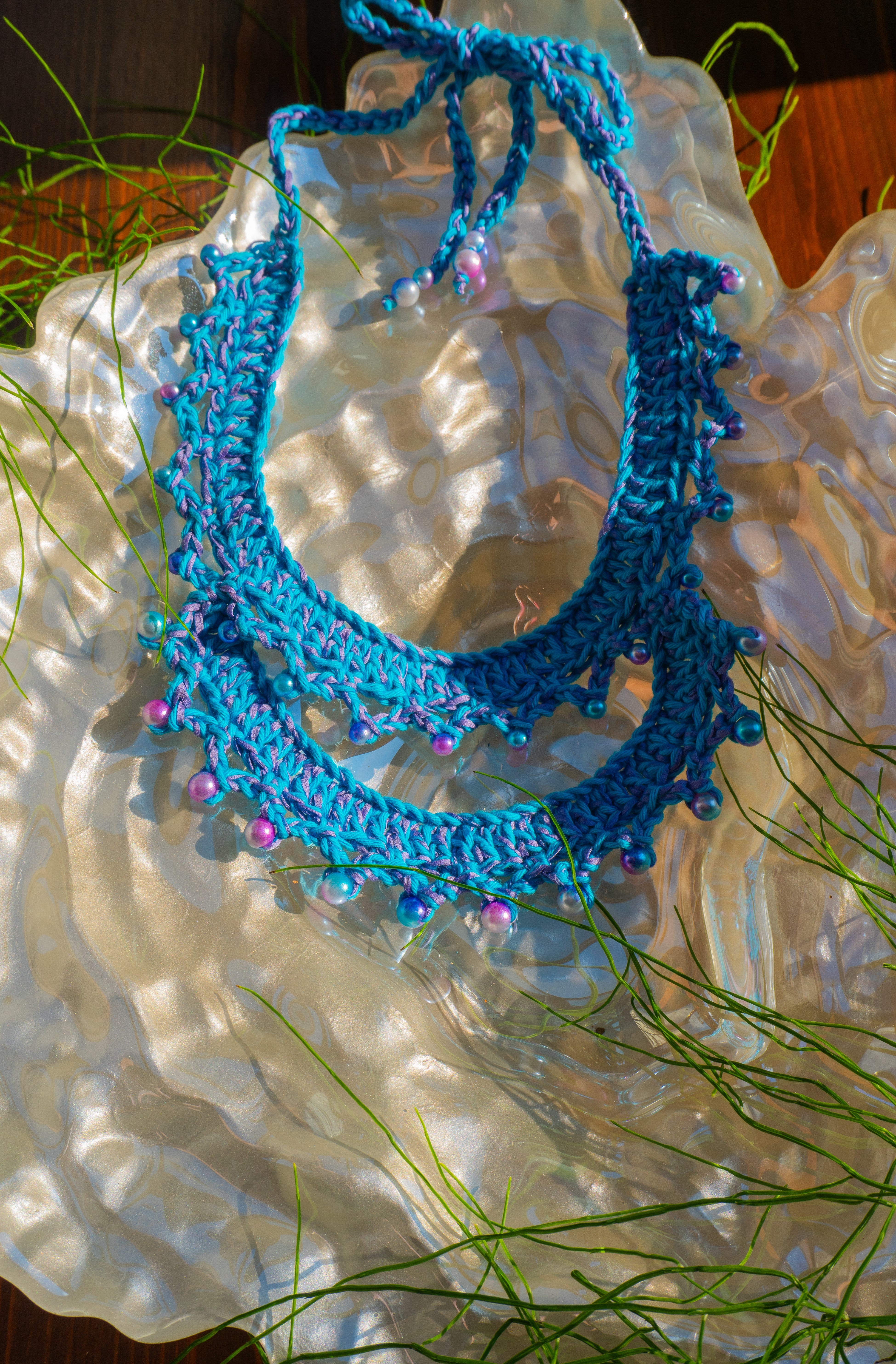 Handgemachte Boho Häkelkette in Lila und Türkis mit Perlen – Unikat Schmuck im Ibiza Stil, zweireihig gehäkelt, sommerlich leicht & spirituell