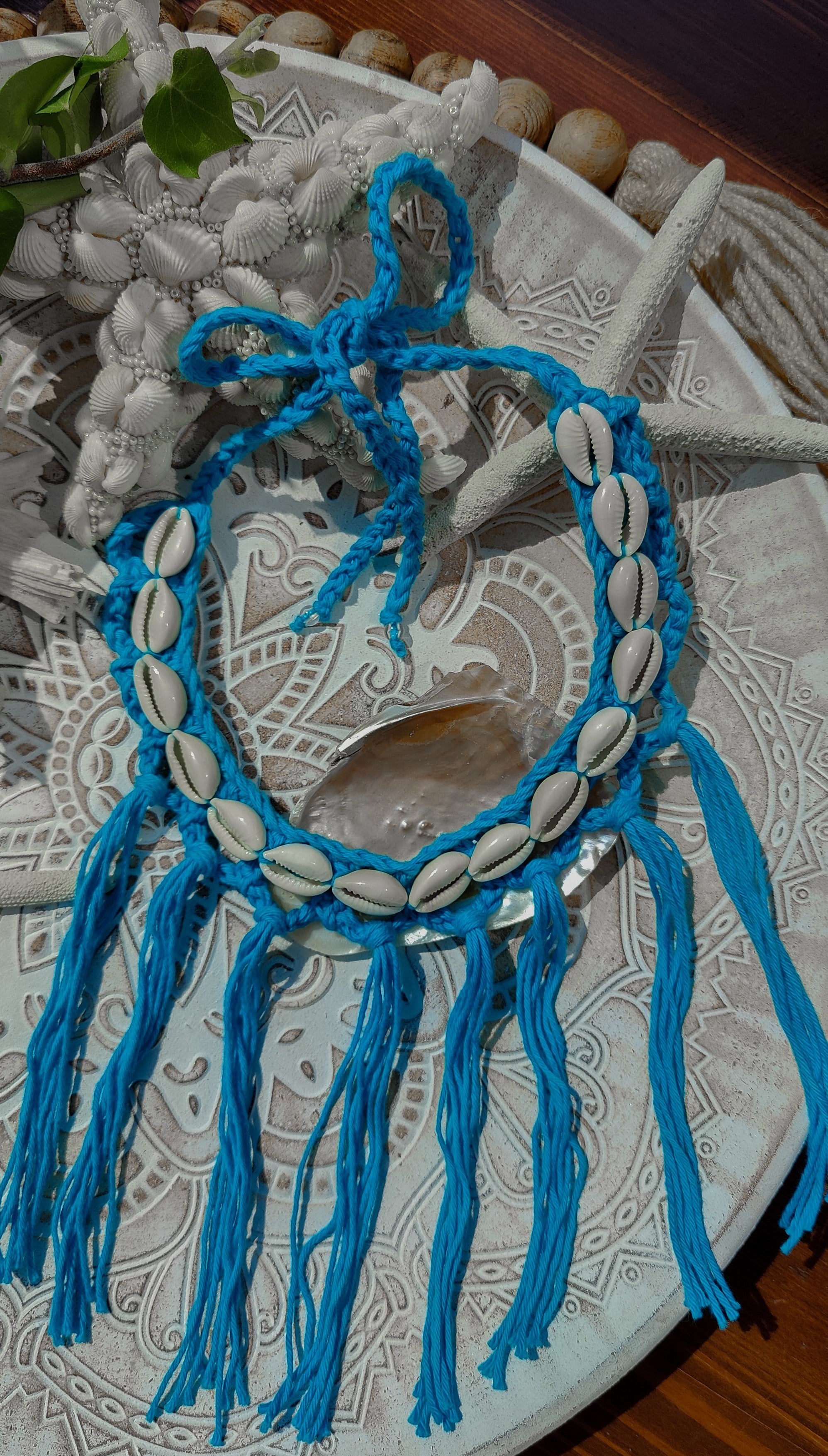 Türkise Boho Häkelkette mit Fransen & Muscheln – handgefertigtes Unikat für Strand, Festival & Alltag. Sommerlich, Boho Ibiza-Style.