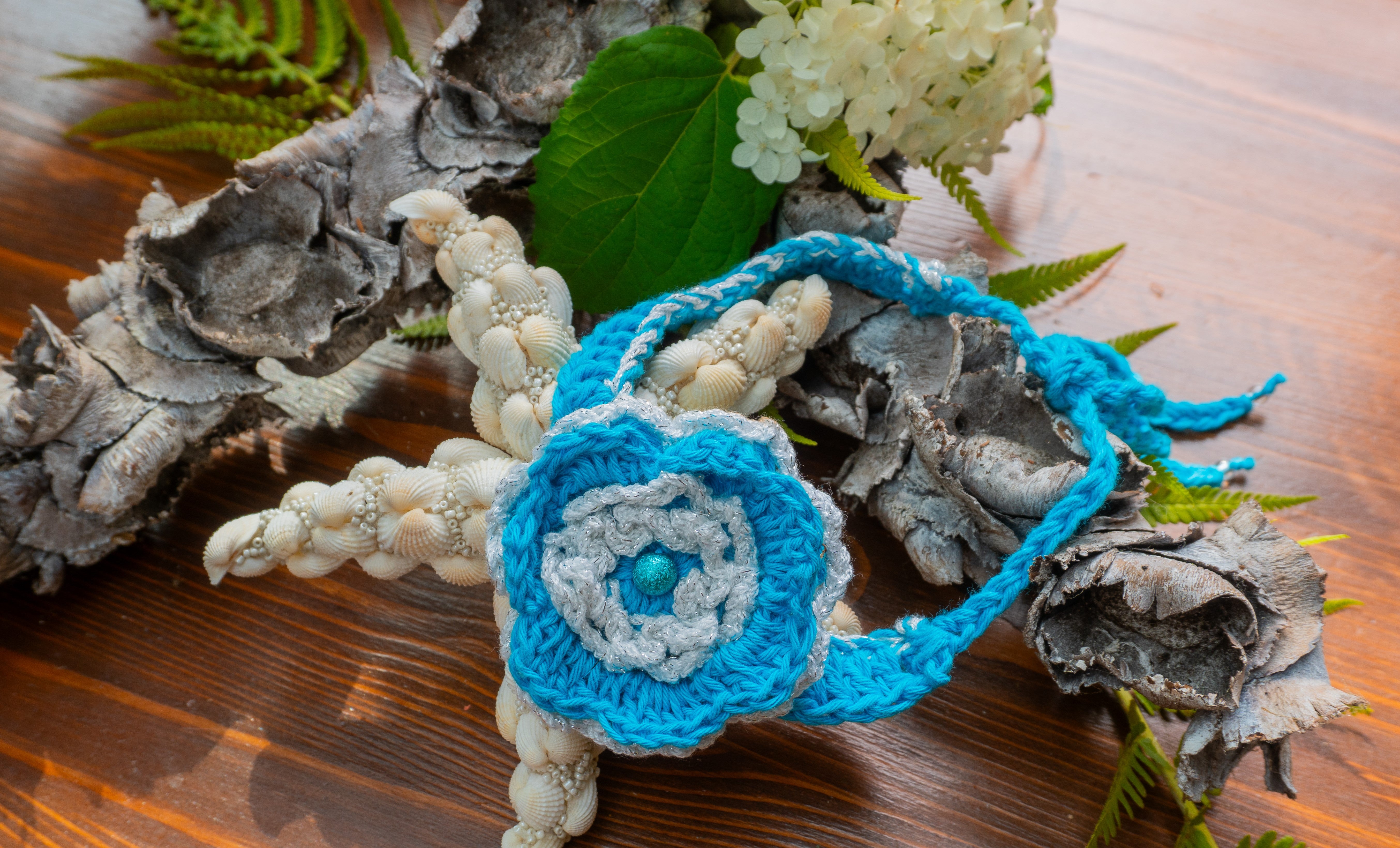 Handgemachter Boho-Choker in Türkis mit silbernem Metallic-Effektgarn & Häkelblume – vielseitig tragbare Häkelkette