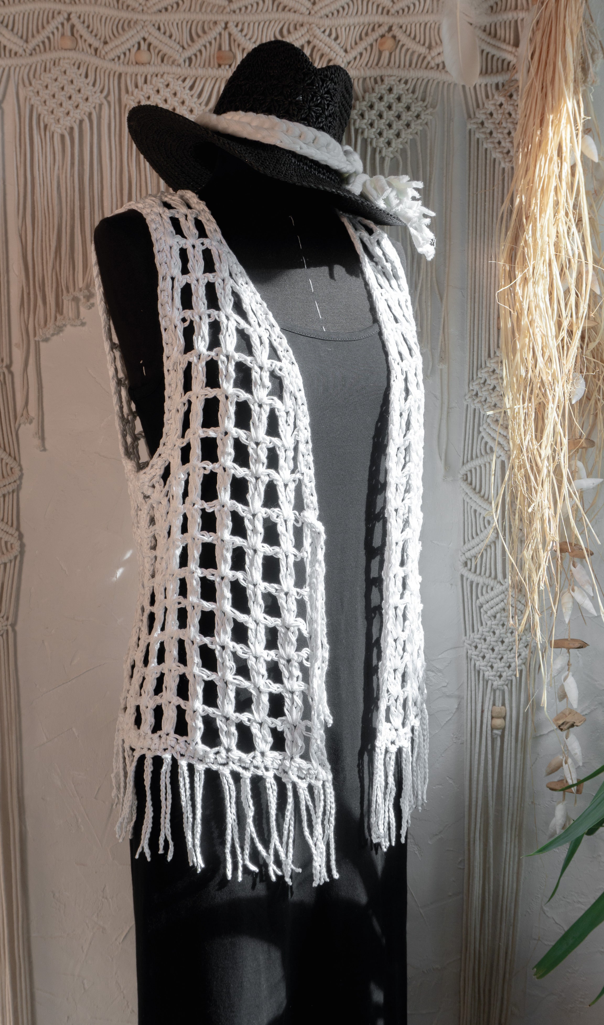 Weiße handgefertigte Häkelweste aus merzerisierter Baumwolle mit langen Fransen und Bindeband. Boho Sommerweste im Ibiza Style für Strand, Urlaub und Festivals.