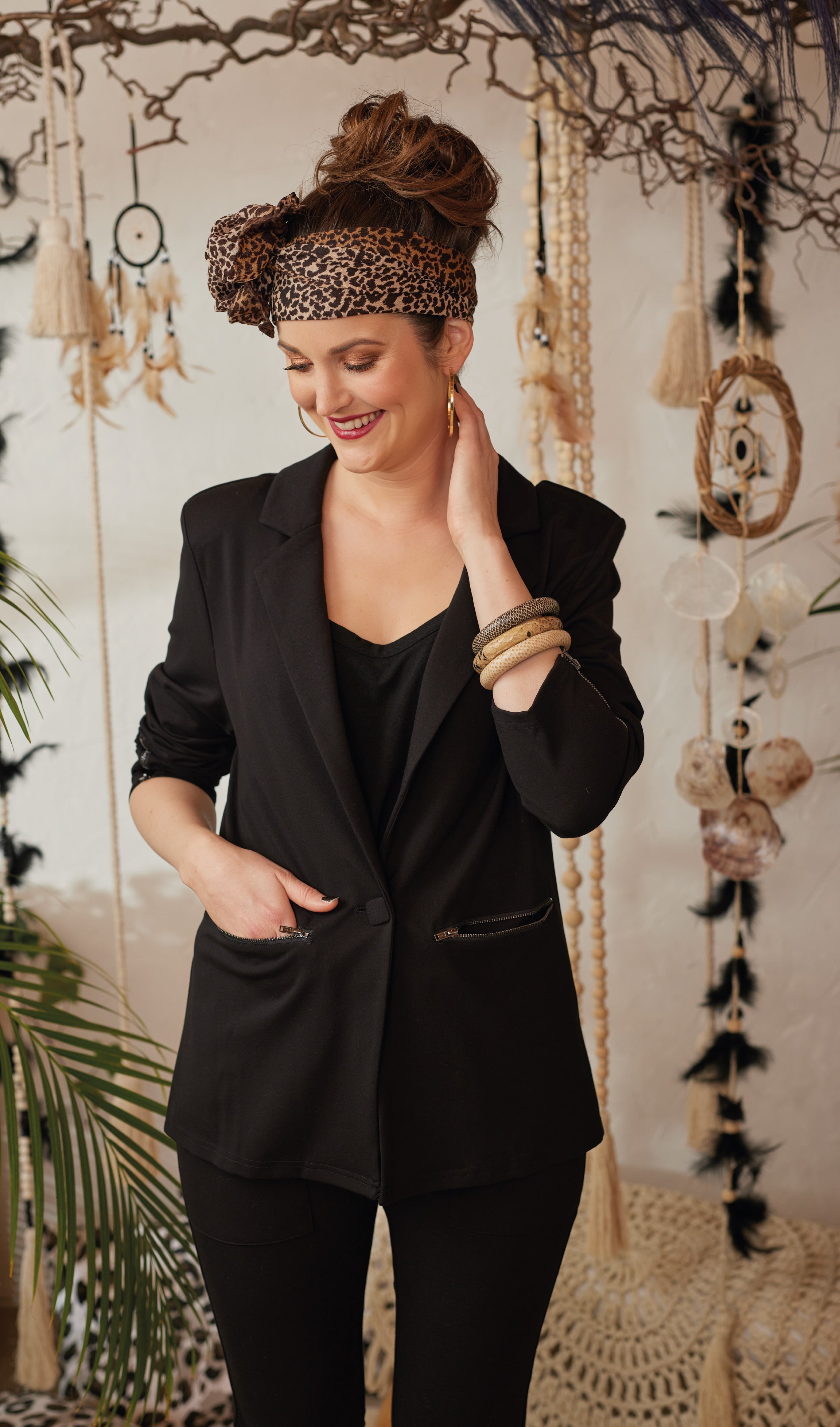 Der bequeme Stretch Long-Blazer in limitierter Edition überzeugt mit weichem, hochwertigem Material und sportlich-elegantem Design. Mit Schulterpolstern, Reverskragen, überzogenen Knöpfen und Reißverschlusstaschen bietet er vielseitige Stylingmöglichkeiten. Ob als Business-Hosenanzug oder lässig mit Boots und Sneakern – dieser Blazer ist ein echter Allrounder. Passend dazu gibt es die Stretchhose im gleichen Material für ein komplettes Outfit.