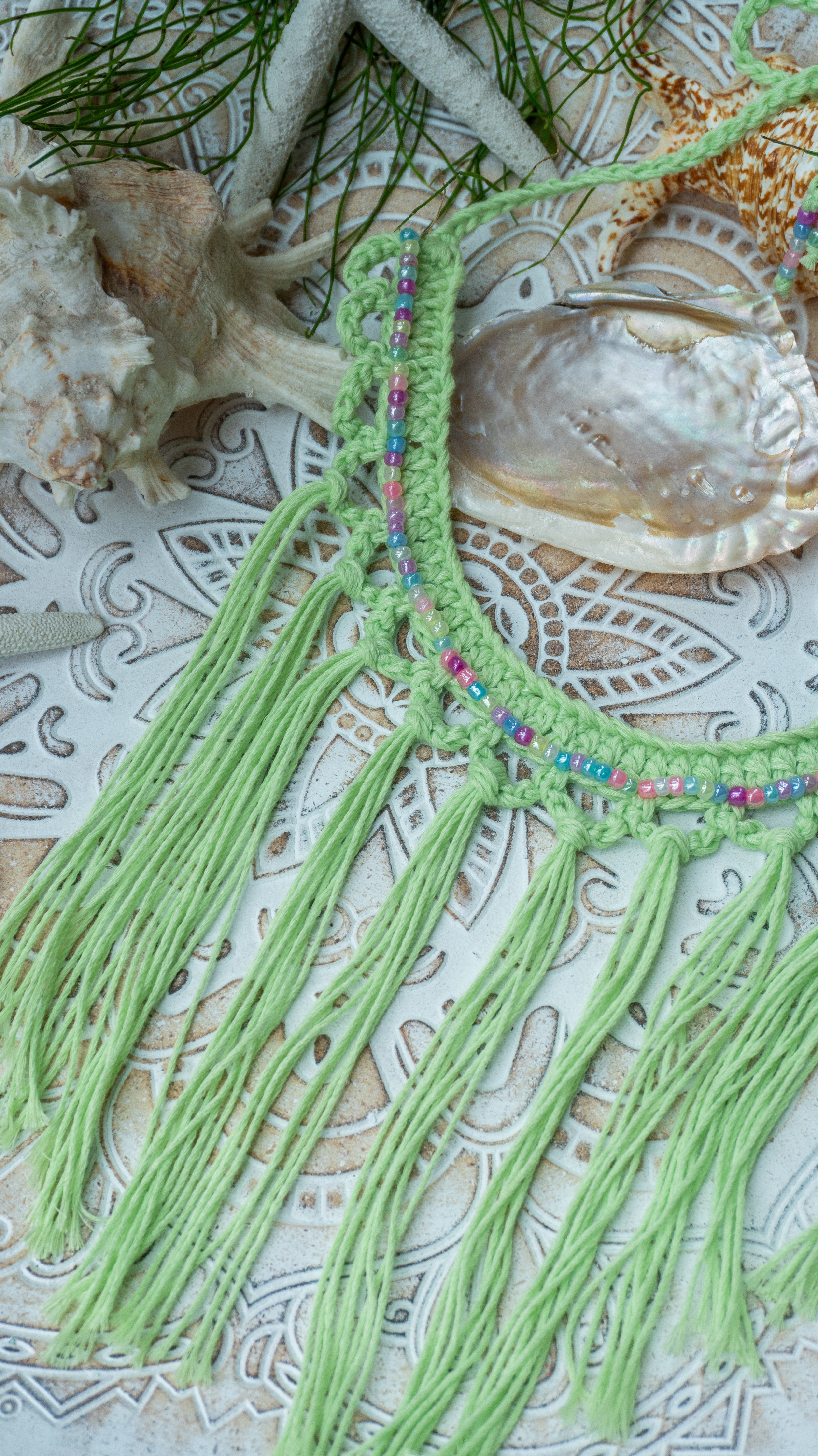 Handgemachte hellgrüne Boho Häkelkette mit Fransen und bunten Pastellperlen – Unikat Schmuck im Ibiza-Style, vielseitig tragbar.