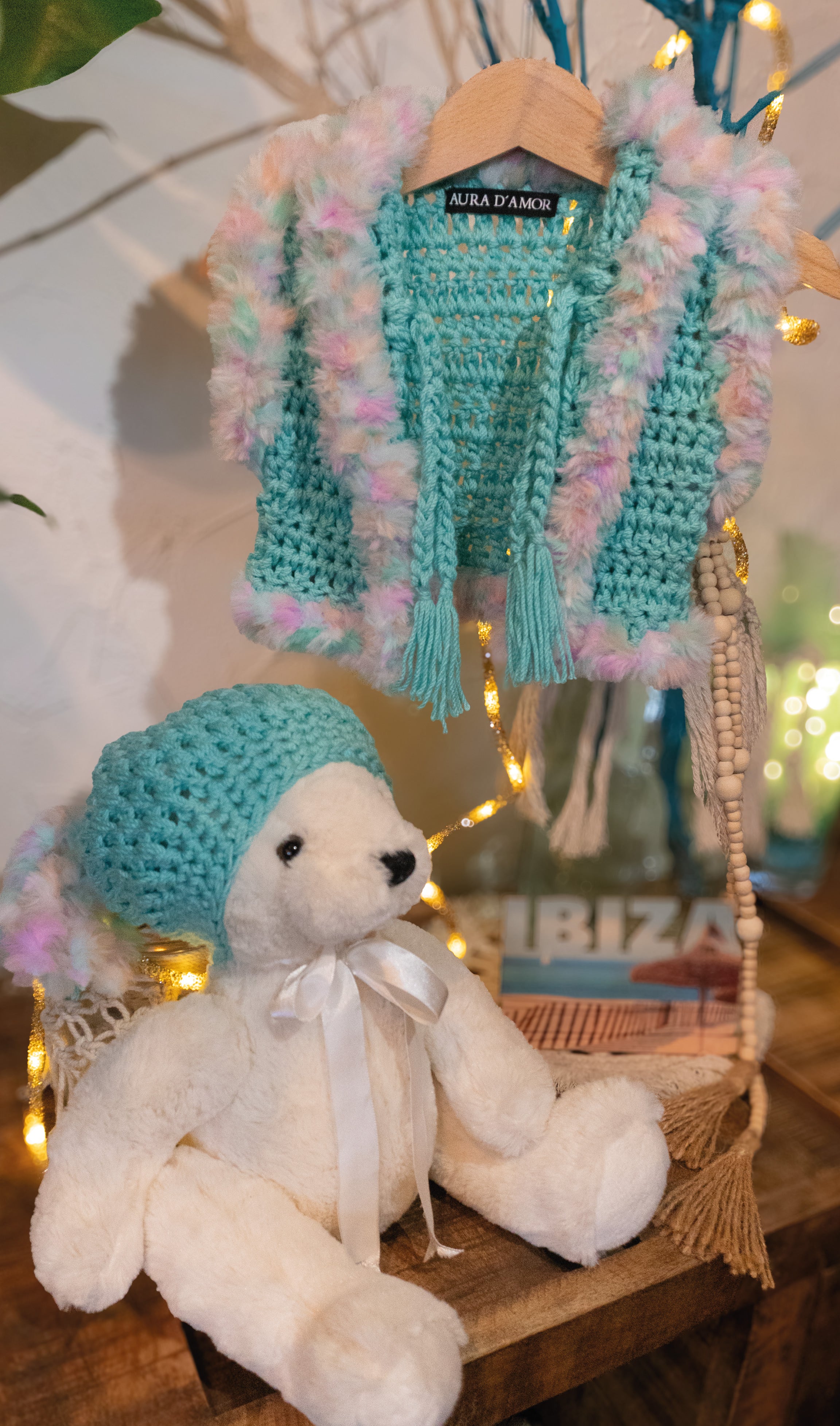 Handmade Boho Kinderkleidung – Häkelweste & Häkelmütze Set in Mint-Rosa 