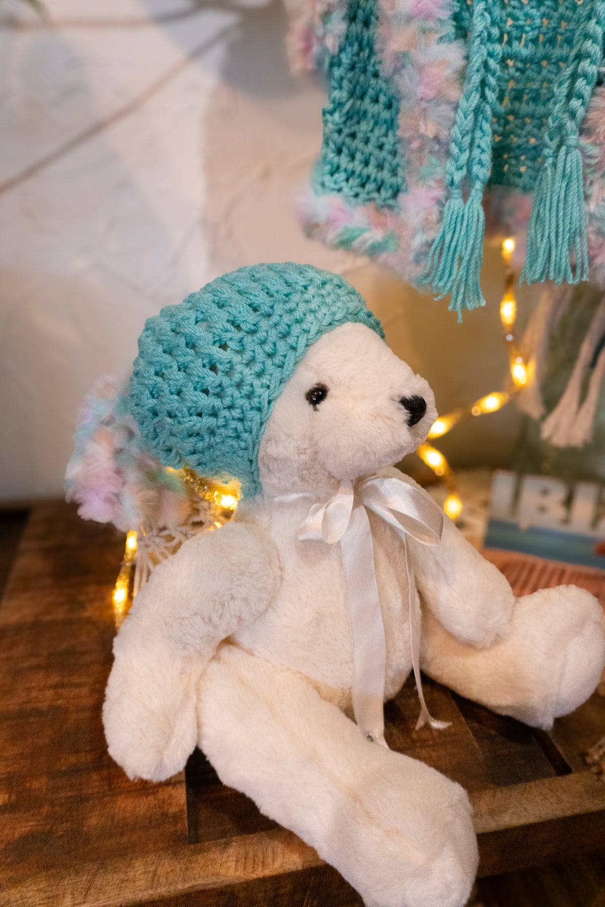 Handmade Boho Kinderkleidung – Häkelweste & Häkelmütze Set in Mint-Rosa 