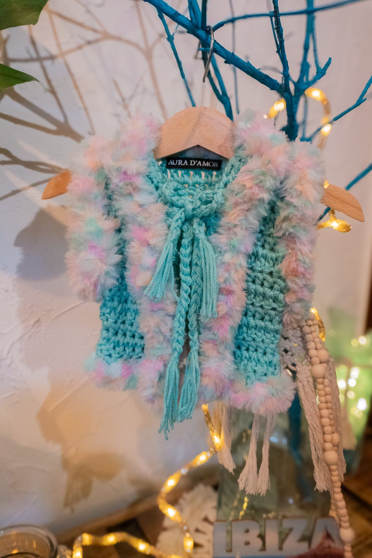 Handmade Boho Kinderkleidung – Häkelweste & Häkelmütze Set in Mint-Rosa 