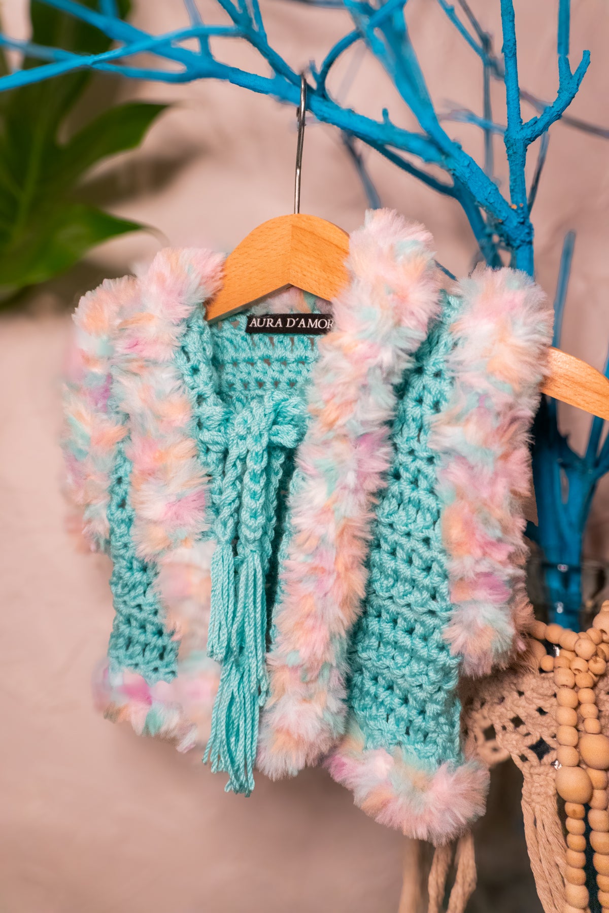 Handmade Boho Kinderkleidung – Häkelweste & Häkelmütze Set in Mint-Rosa 